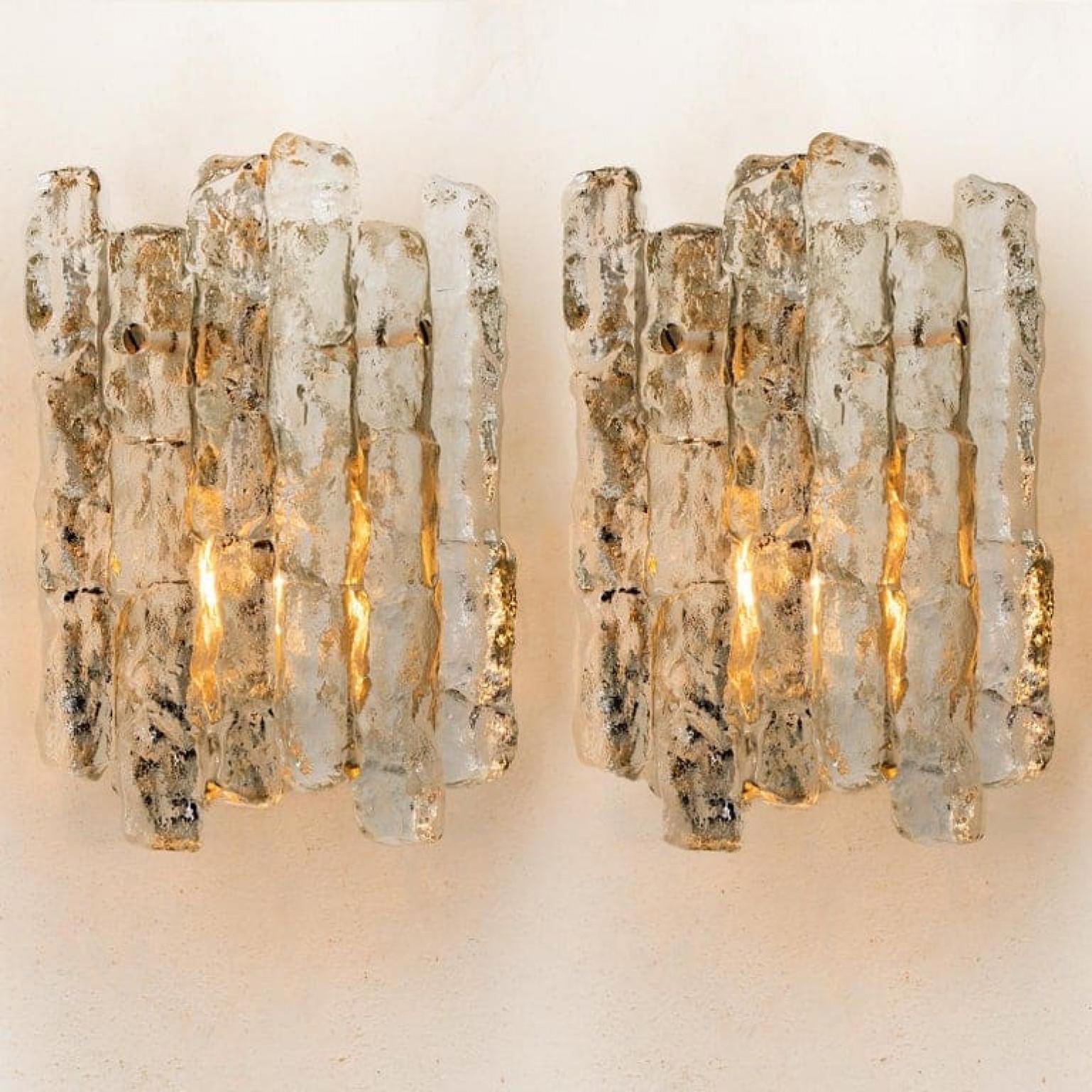 Pareja de dos hermosos y elegantes apliques o apliques modernos de latón, fabricados por J.T. Kalmar Austria en la década de 1960. Un diseño encantador, ejecutado a un nivel muy alto.

Cada aplique tiene dos láminas de cristal de hielo macizo