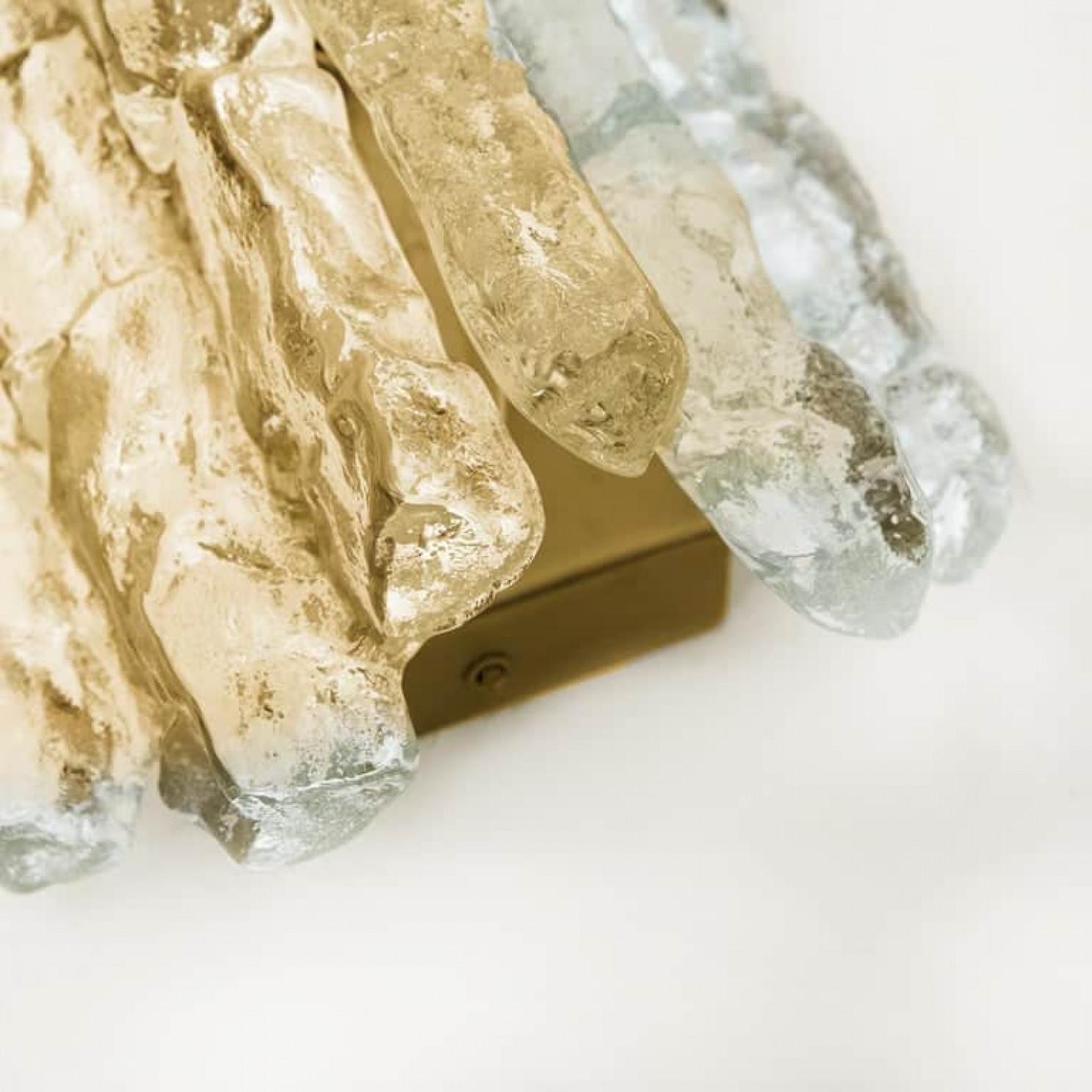 Pareja de apliques de cristal de hielo con tono de latón de J.T. Kalmar, Austria Moderno de mediados de siglo en venta