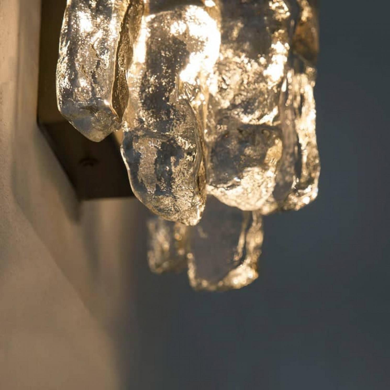 Milieu du XXe siècle Paire d'appliques murales en verre de glace au ton laiton de J.T. Kalmar, Autriche en vente