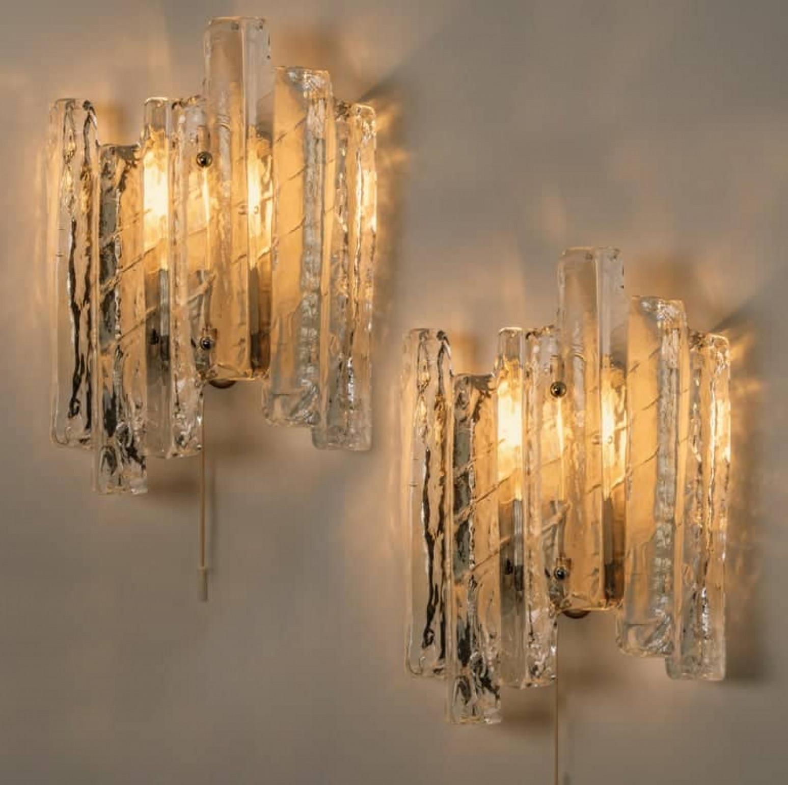 Autrichien Paire d'appliques murales en verre glacé, Autriche, 1970 en vente