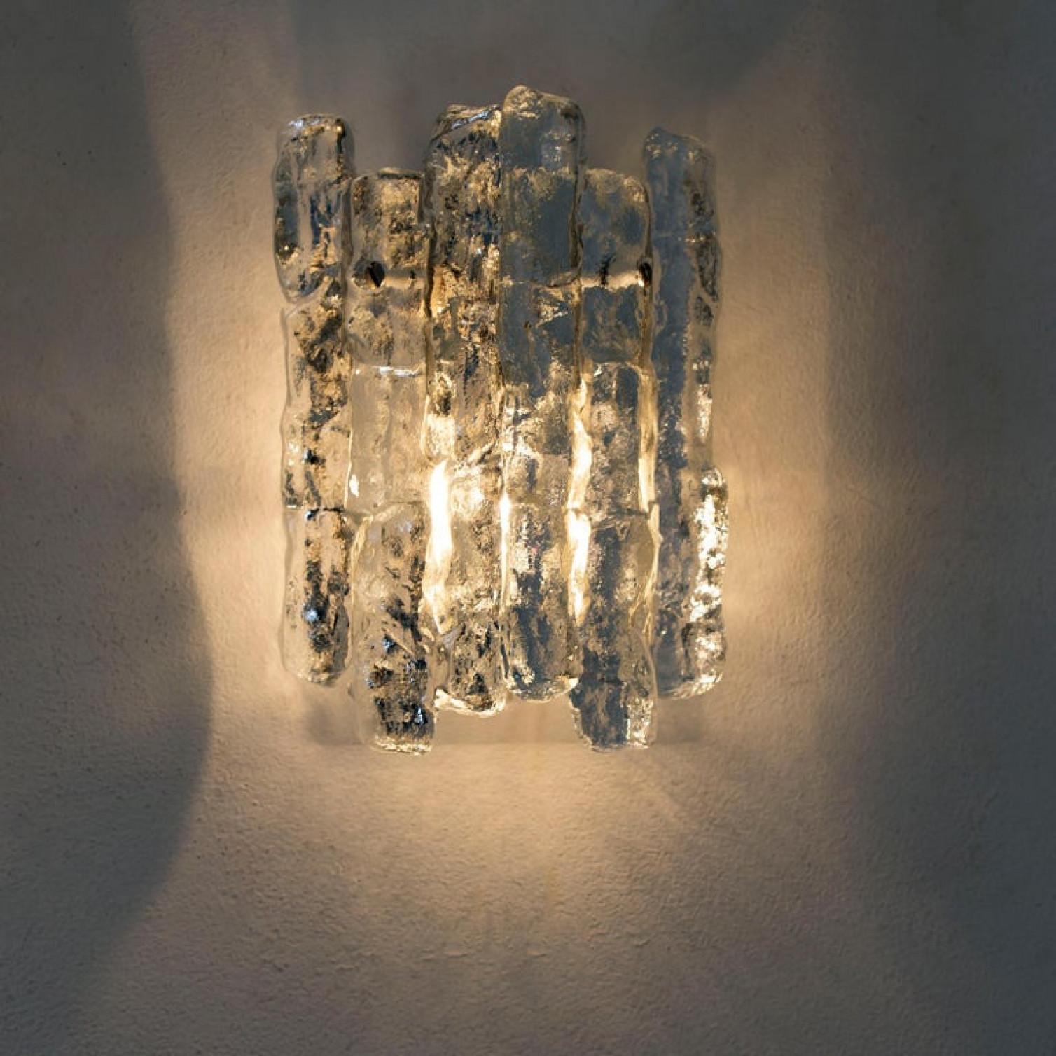Paar Wandleuchter aus Eisglas mit Messingtönen von J.T. Kalmar, Österreich im Angebot 1