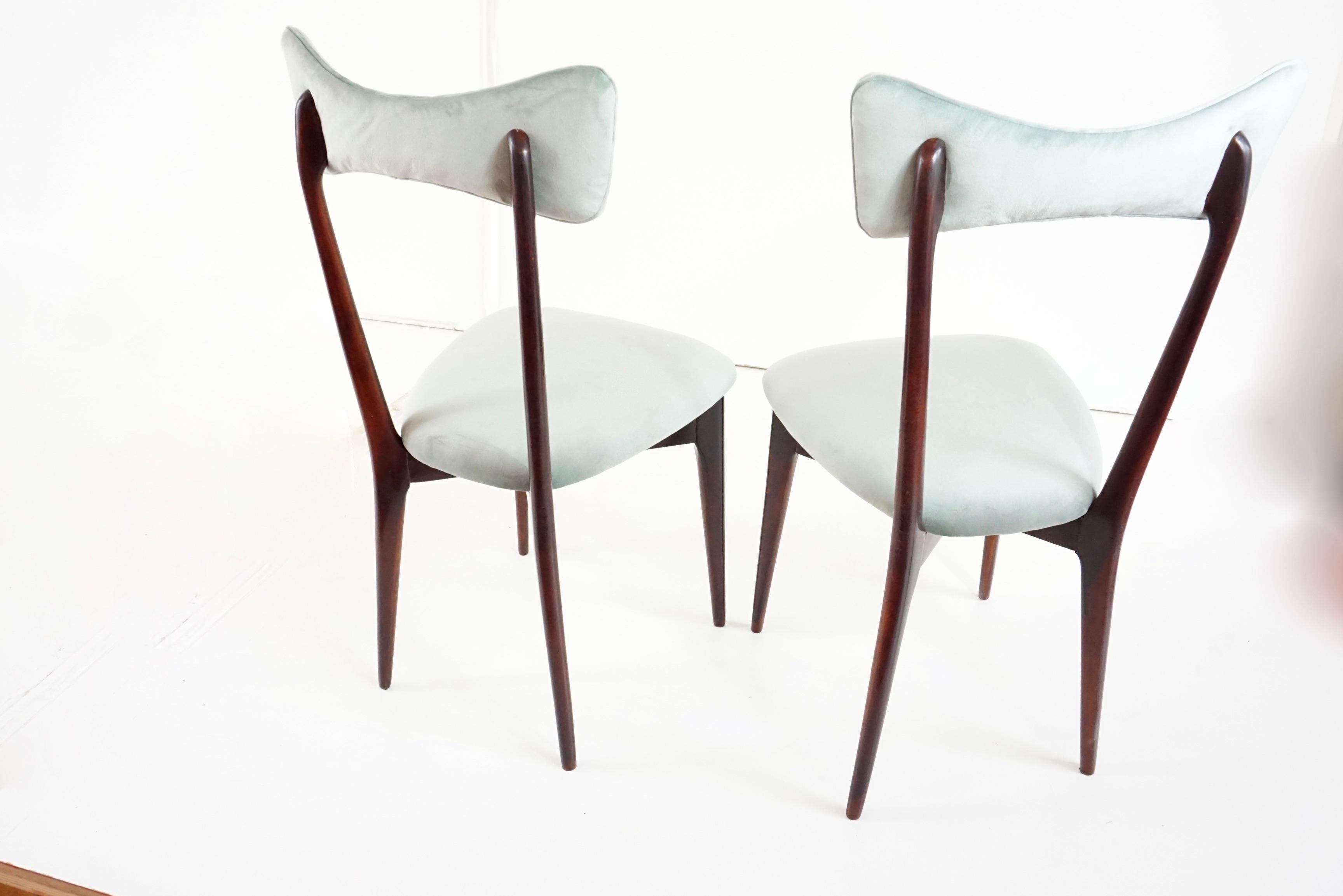 Paar ikonische Esszimmerstühle Ico & Luisa Parisi
hergestellt von Ariberto Colombo, Cantù, ca. 1952
Diese Version mit Holzrückenlehne ist eine spätere Version;
die Originalversion ist mit einem Sitzpolster aus rotem Kunstleder und anschließendem
