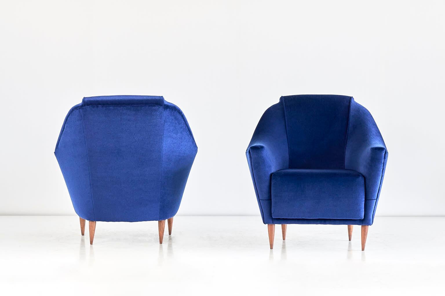 Pair of Ico Parisi Armchairs in Blue Velvet for Ariberto Colombo, Italy, 1951 For Sale 3