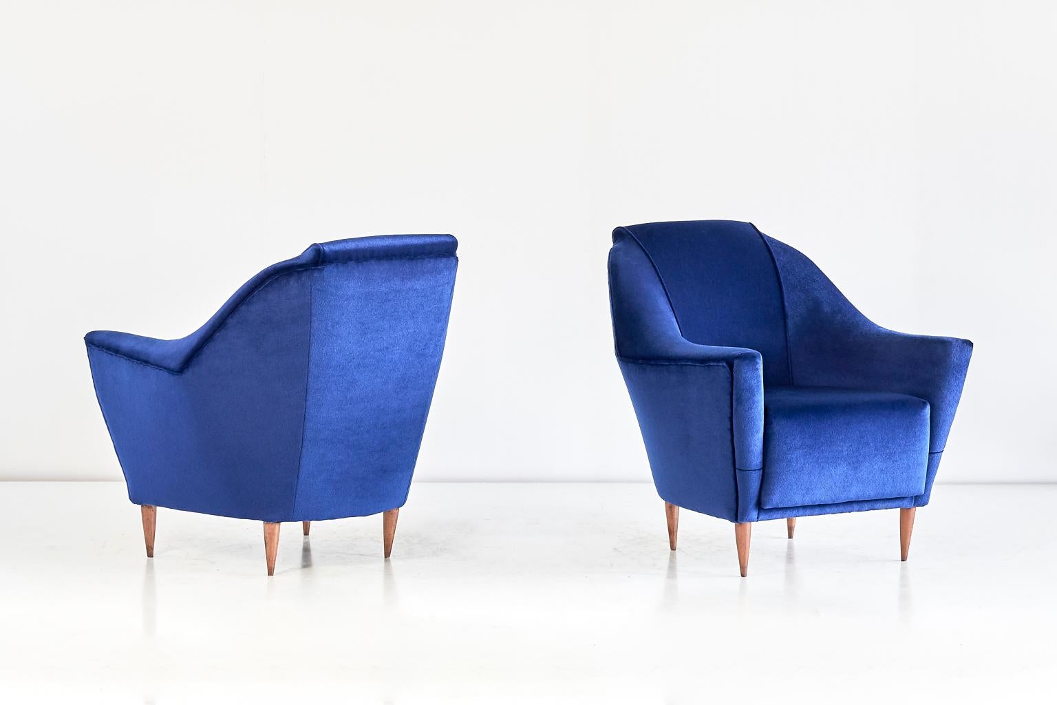 Pair of Ico Parisi Armchairs in Blue Velvet for Ariberto Colombo, Italy, 1951 For Sale 4
