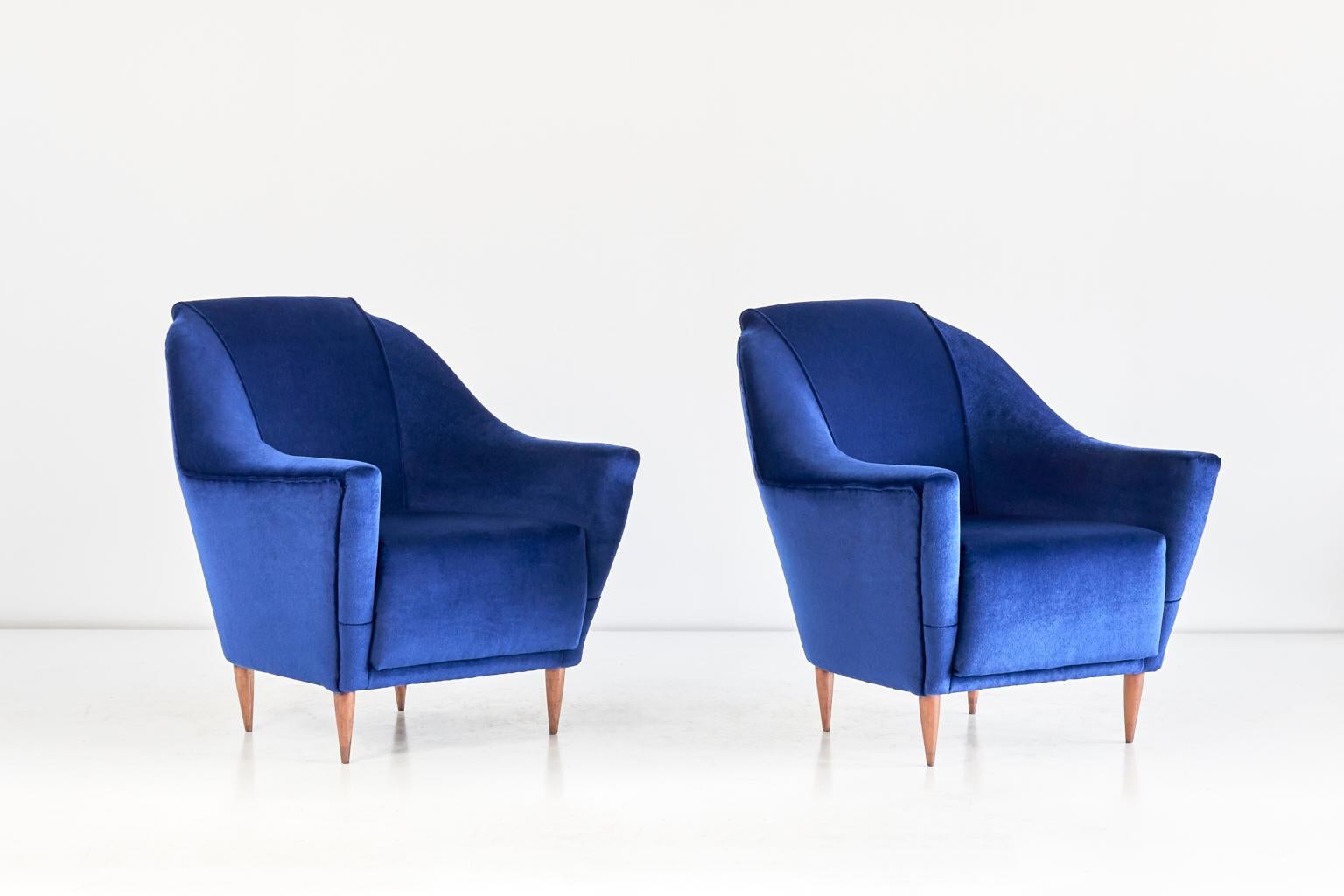 Mid-Century Modern Pair of Ico Parisi Armchairs in Blue Velvet for Ariberto Colombo, Italy, 1951 For Sale