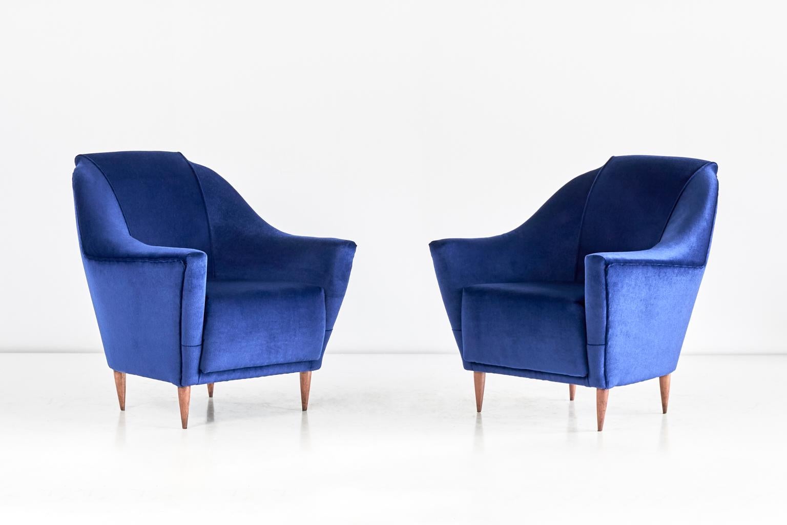 Pair of Ico Parisi Armchairs in Blue Velvet for Ariberto Colombo, Italy, 1951 In Good Condition For Sale In The Hague, NL