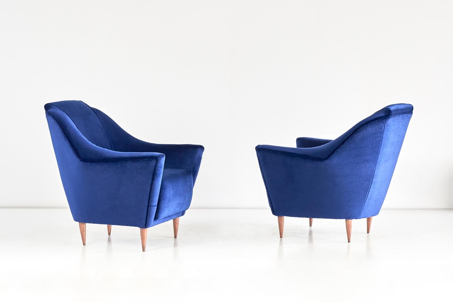 Mid-20th Century Pair of Ico Parisi Armchairs in Blue Velvet for Ariberto Colombo, Italy, 1951 For Sale