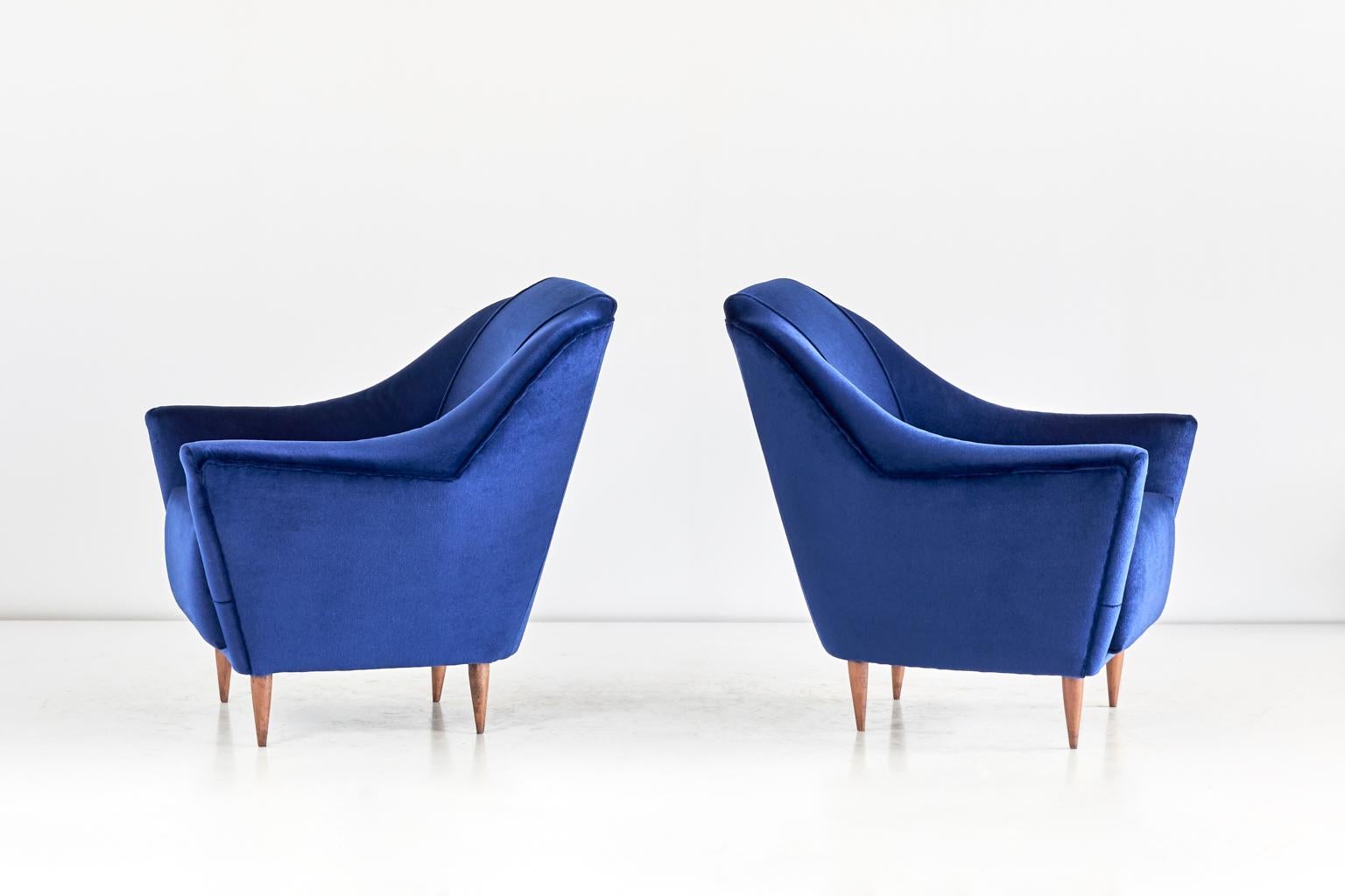 Pair of Ico Parisi Armchairs in Blue Velvet for Ariberto Colombo, Italy, 1951 For Sale 1