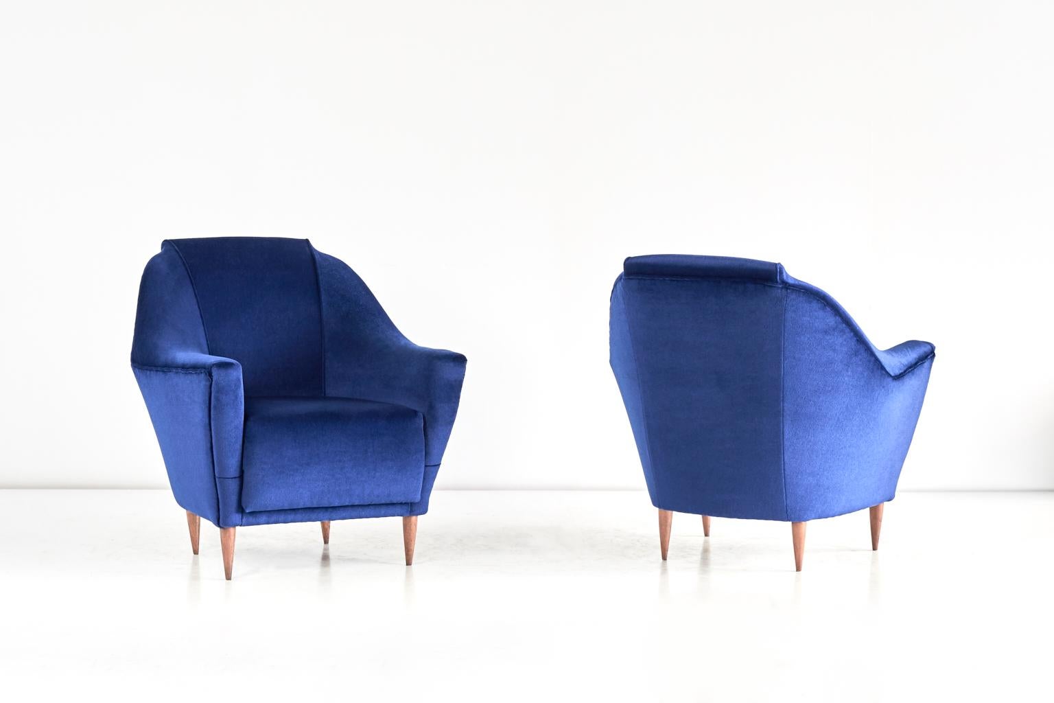 Pair of Ico Parisi Armchairs in Blue Velvet for Ariberto Colombo, Italy, 1951 For Sale 2