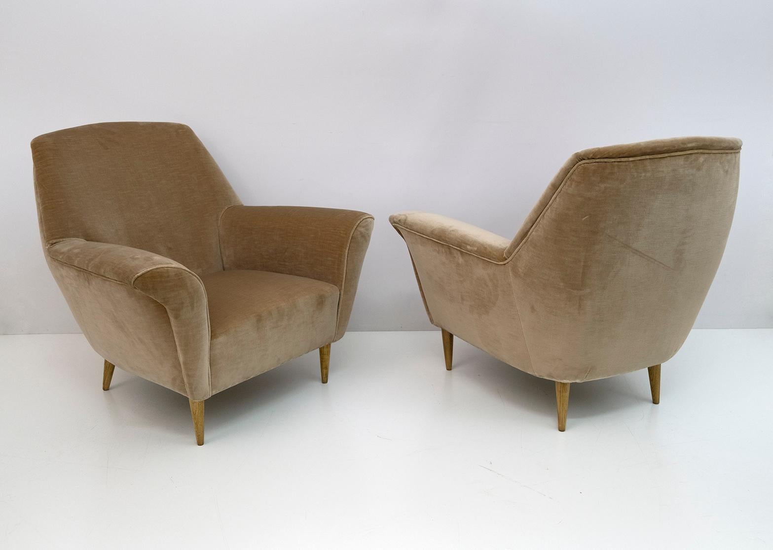 Pair of iconic armchairs designed by Ico Parisi for Ariberto Colombo Cantu.
Very elegant and comfortable, with velvet upholstery, a new upholstery is recommended.