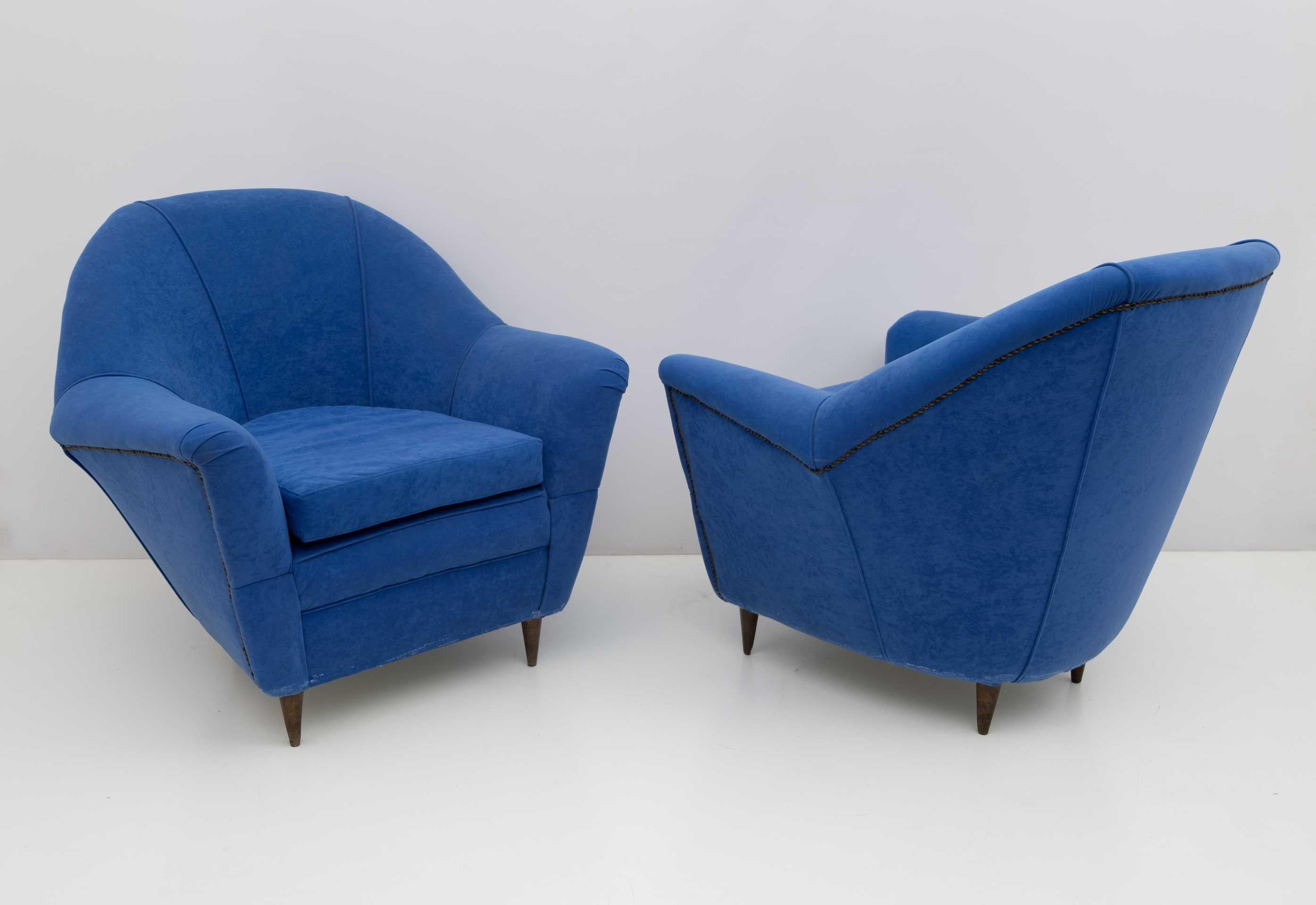 Paire de fauteuils iconiques conçus par Ico Parisi pour Ariberto Colombo Cantù.
Très élégant et confortable, avec une sellerie refaite ces dernières années, mais une nouvelle sellerie est recommandée.
