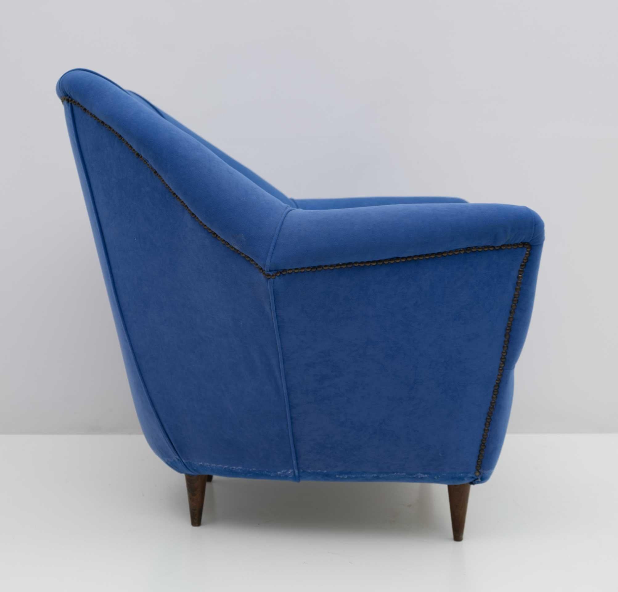 Fabric Pair of Ico Parisi MidCentury Modern Italian Armchairs for Ariberto Colombo, 50s For Sale