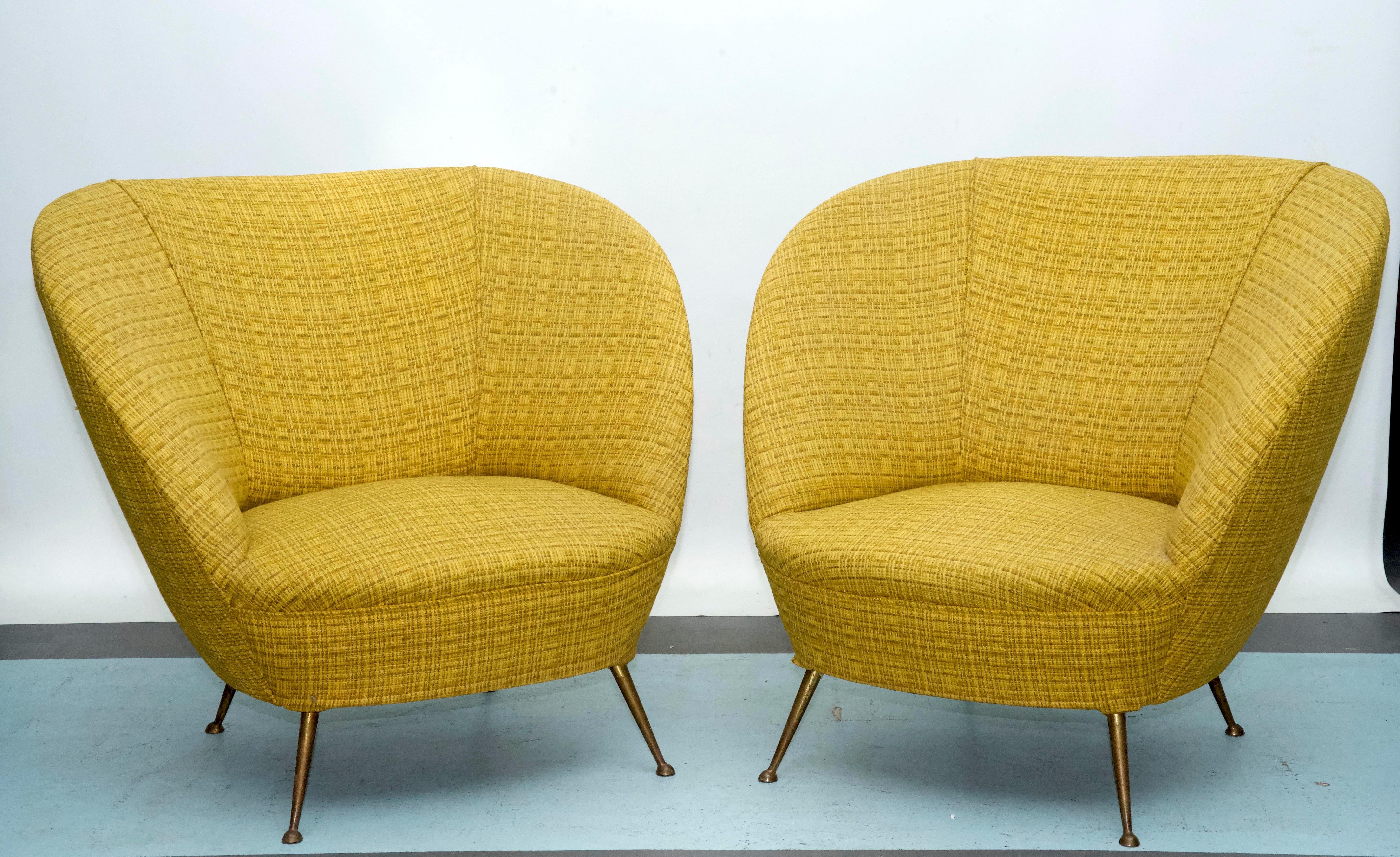 Superbe paire de fauteuils italiens du milieu du siècle dans le style d'Ico Parisi, avec leur tissu d'origine. Les chaises sont en excellent état vintage, avec un rembourrage bien préservé et un design intemporel qui reflète l'élégance de