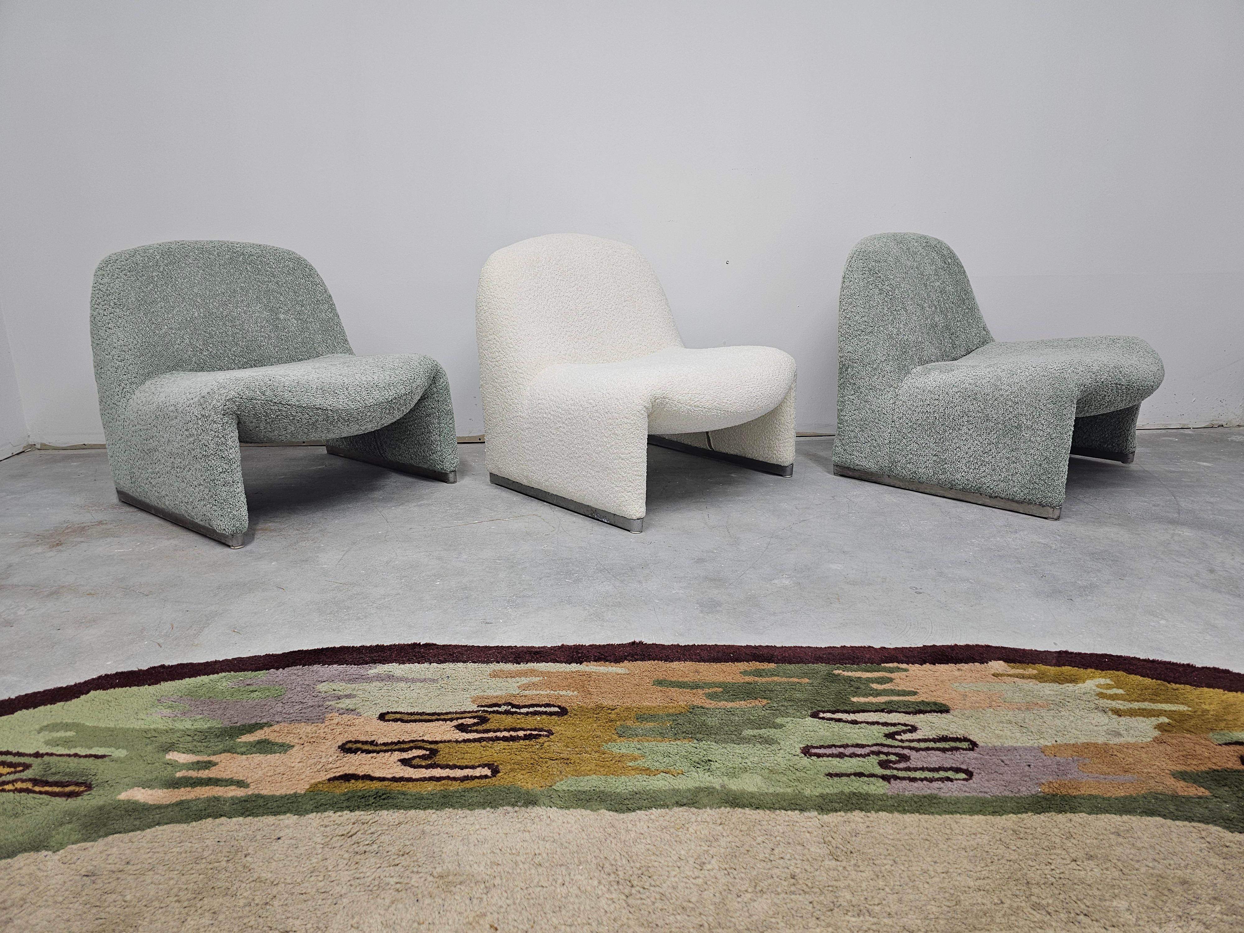Vous trouverez dans cette annonce une paire de chaises Iconic Alky Chairs en boucle vert pâle, conçues par Giancarlo Piretti pour Artifort. Ce fauteuil multifonctionnel allie parfaitement confort, design et modularité. Il comporte des pieds en