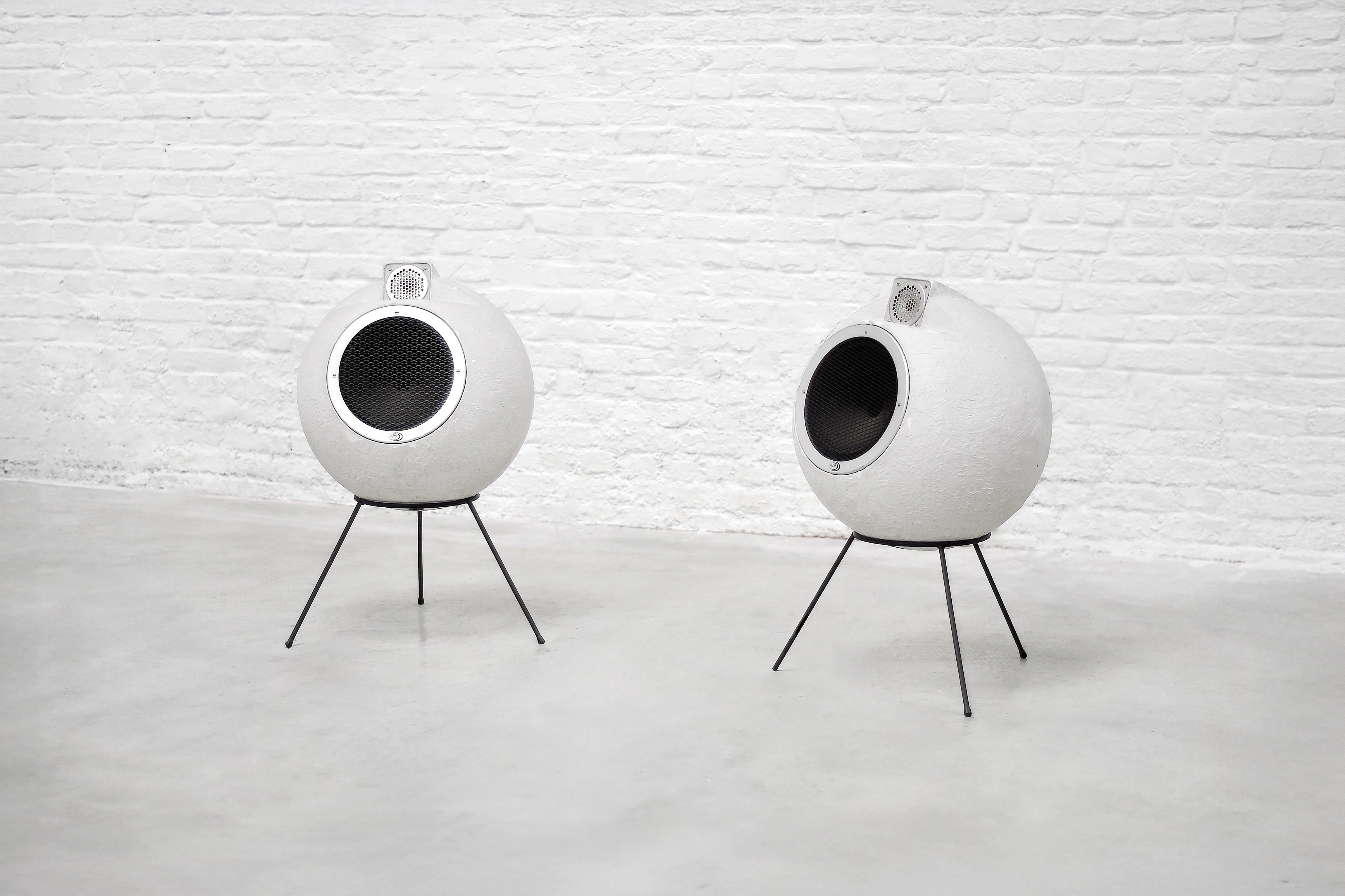 This pair of Elipson BS404 speakers exemplifies the innovative design and audio technology of mid-20th-century France. Designed in the 1960s by Joseph Léon, these spherical speakers were initially developed for professional use, including cinema and