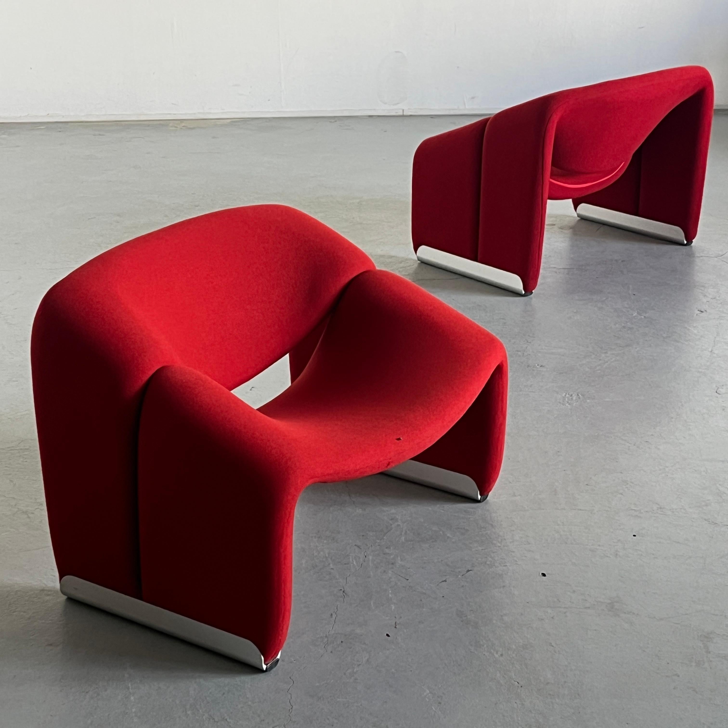 Paire de chaises iconiques F598 'Groovy' recouvertes d'un tissu rouge vibrant. Conçu par le légendaire Pierre Paulin au début des années 1970 pour le fabricant néerlandais Artifort. Le design est une évolution de son modèle F580 de 1964.
Œuvre