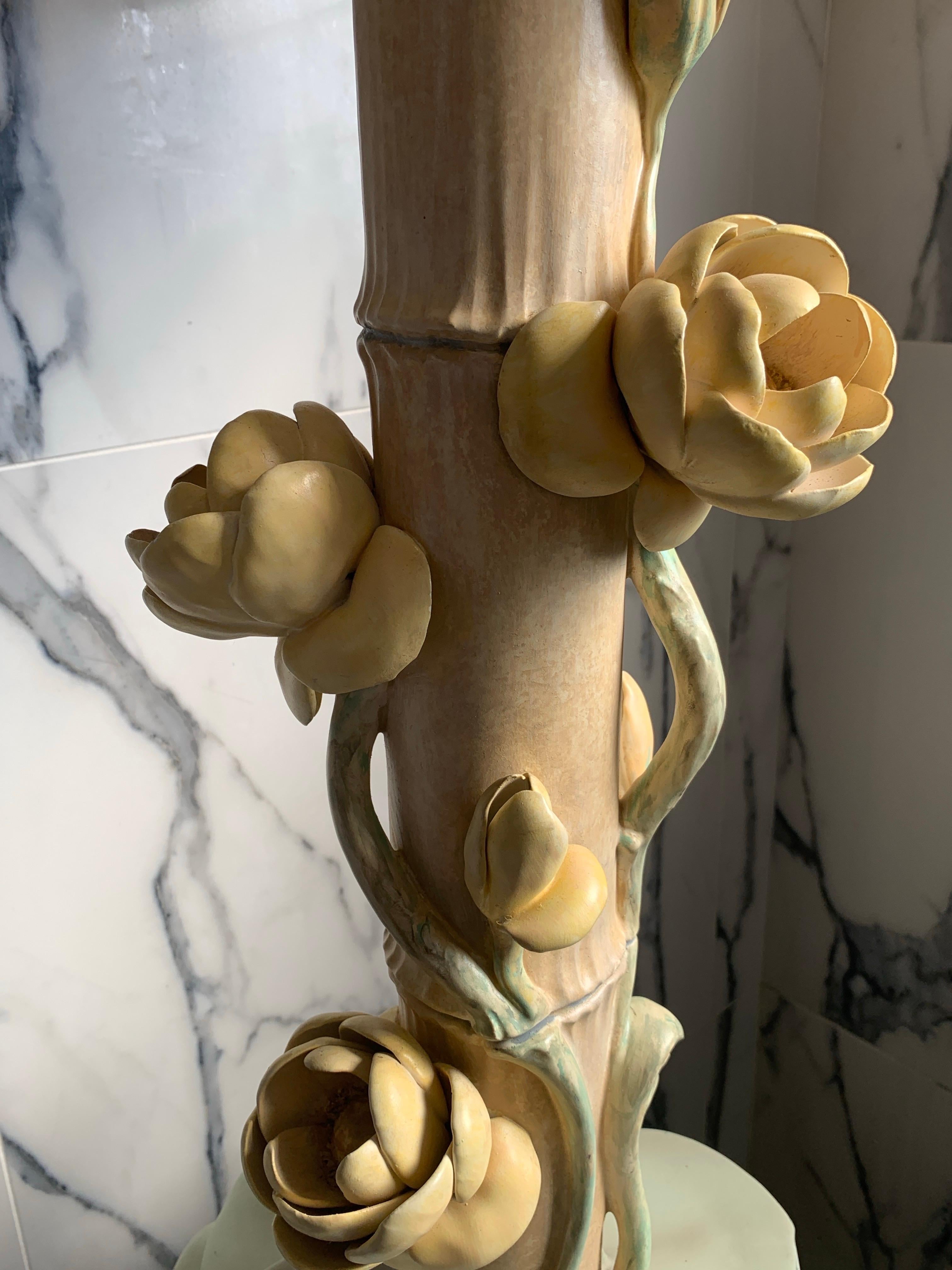 Paire de lampes iconiques du milieu du siècle en plâtre italien de couleur Lotus Pad avec abat-jour en vente 3