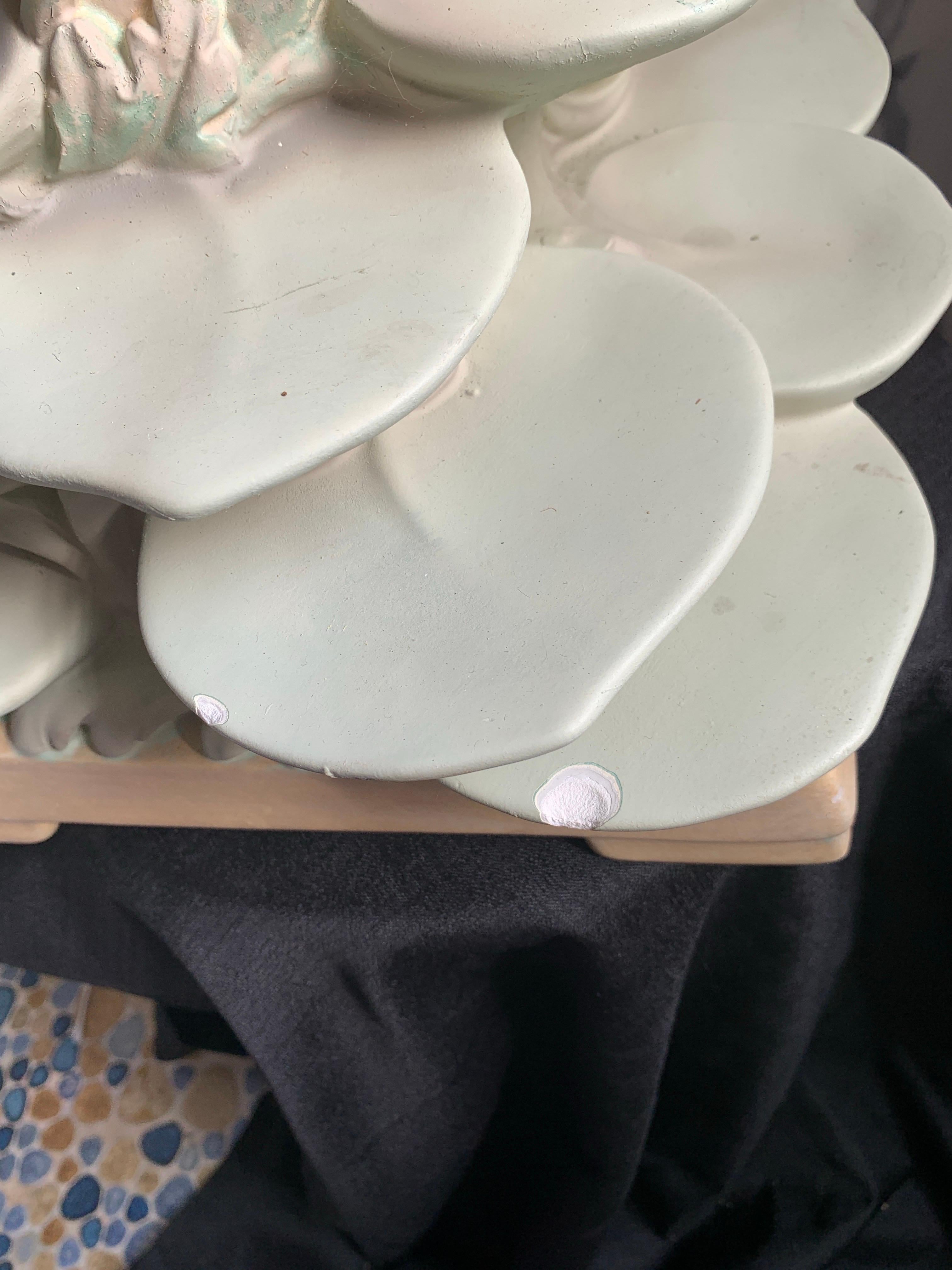 Paire de lampes iconiques du milieu du siècle en plâtre italien de couleur Lotus Pad avec abat-jour en vente 5