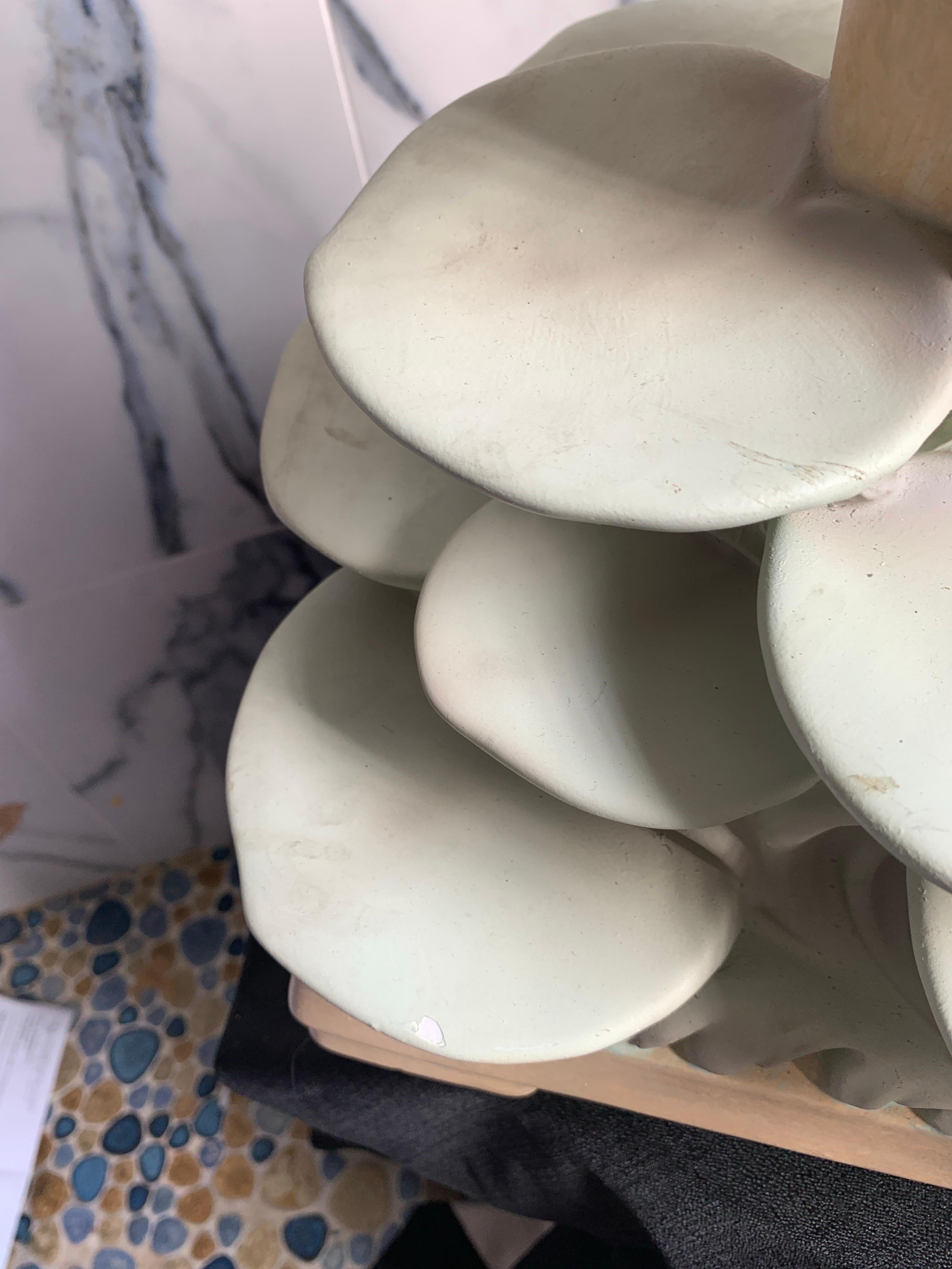 Paire de lampes iconiques du milieu du siècle en plâtre italien de couleur Lotus Pad avec abat-jour en vente 7