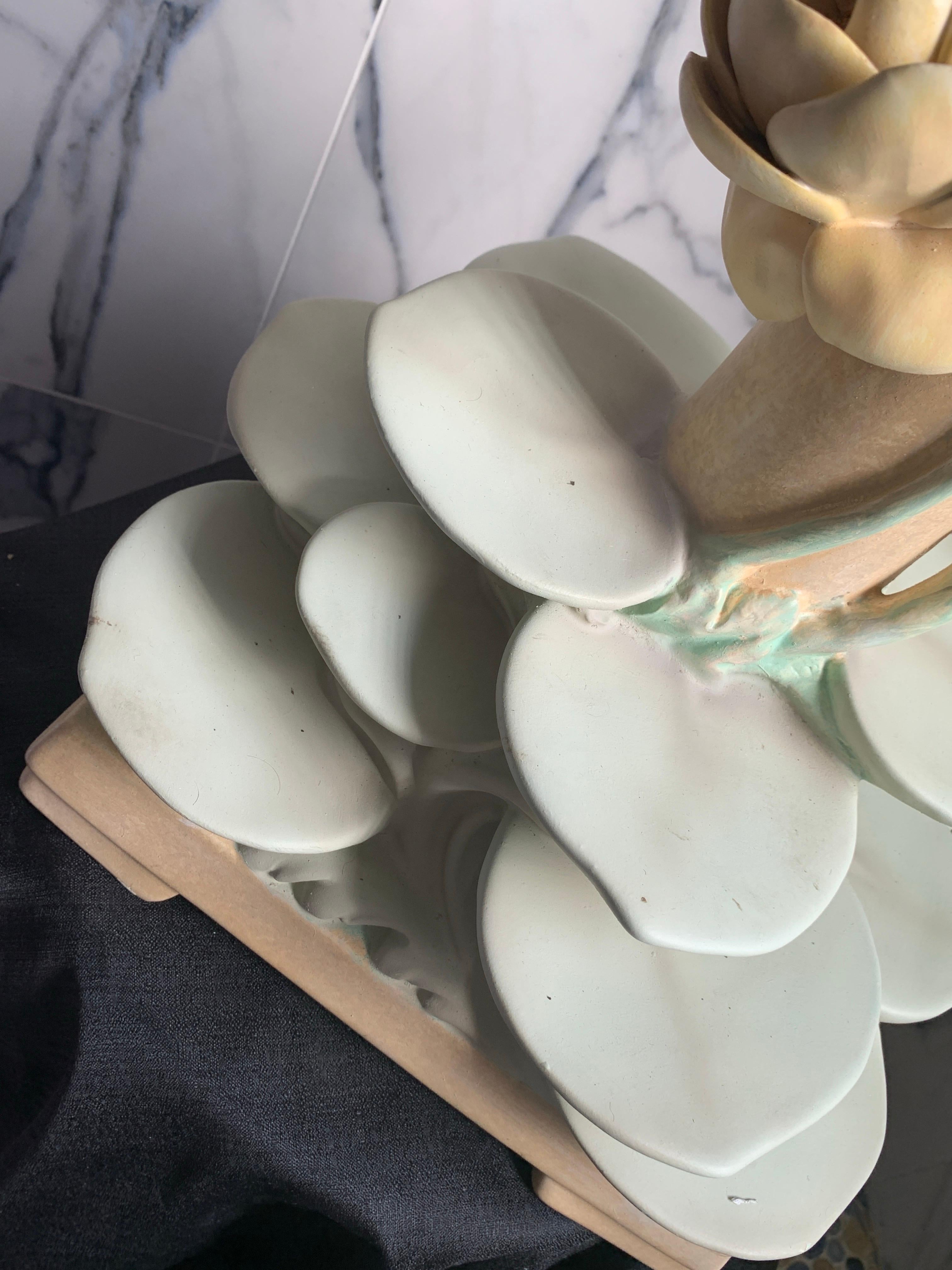 Paire de lampes iconiques du milieu du siècle en plâtre italien de couleur Lotus Pad avec abat-jour en vente 8