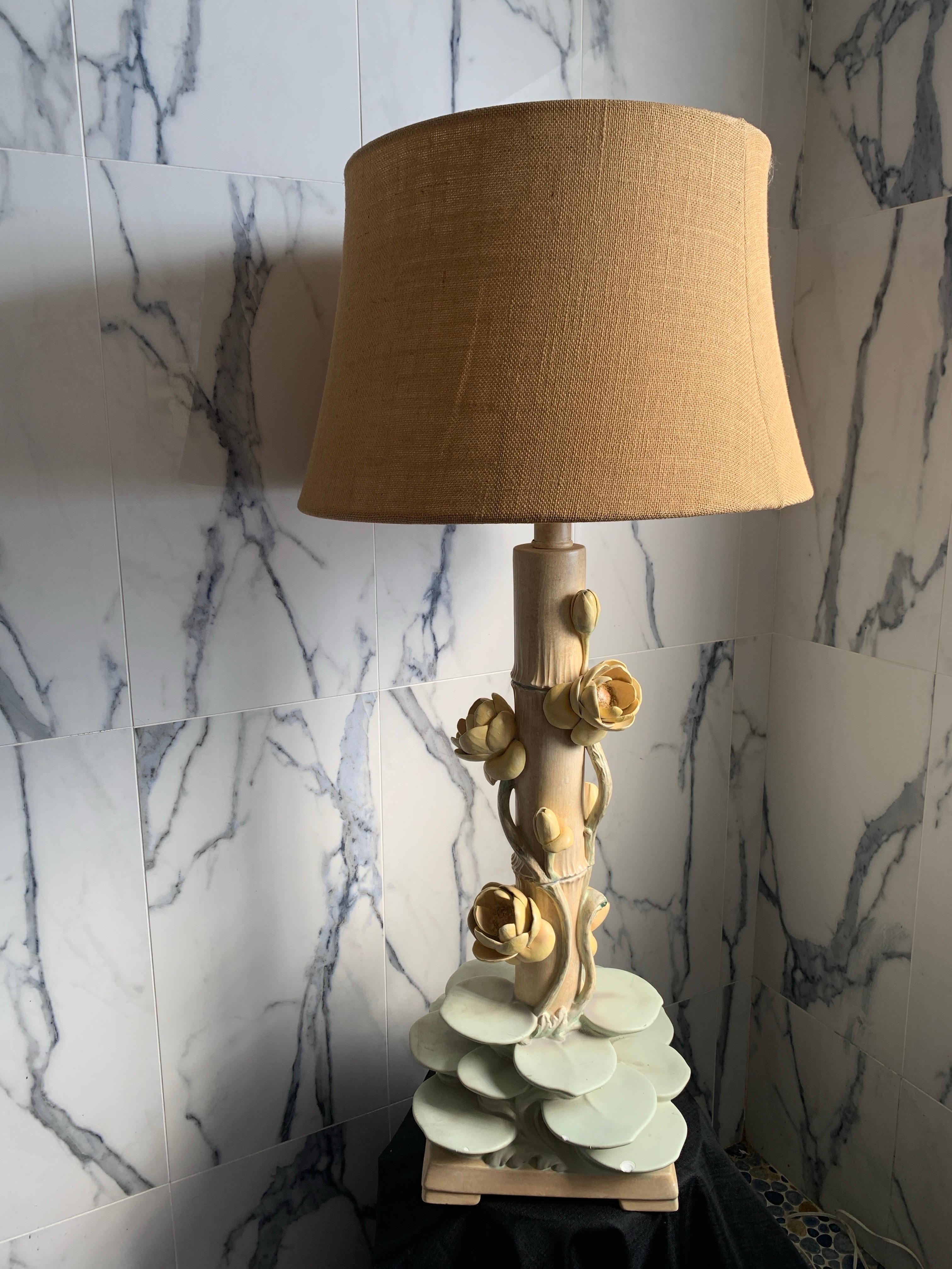 Organique Paire de lampes iconiques du milieu du siècle en plâtre italien de couleur Lotus Pad avec abat-jour en vente