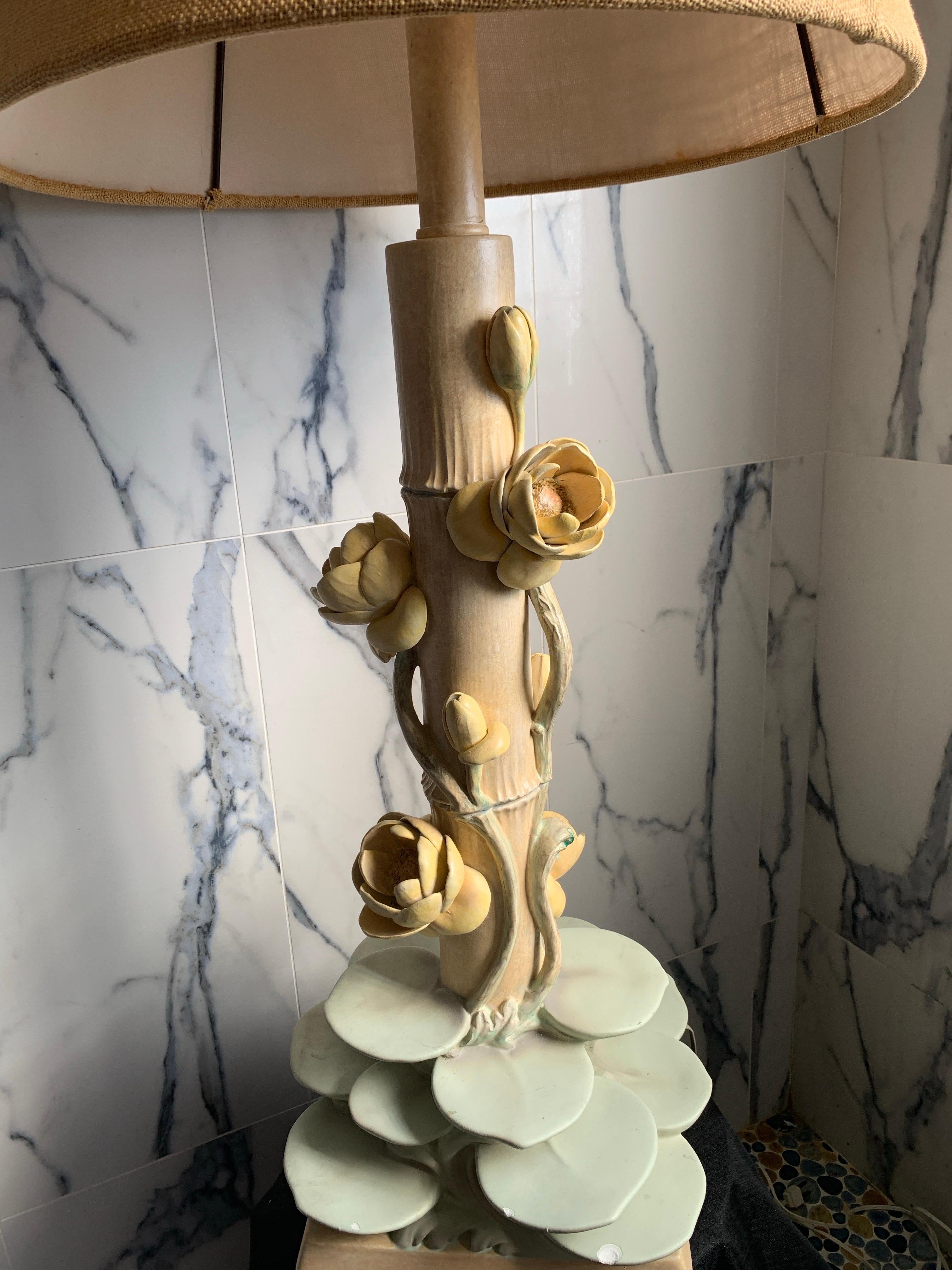 Peint à la main Paire de lampes iconiques du milieu du siècle en plâtre italien de couleur Lotus Pad avec abat-jour en vente