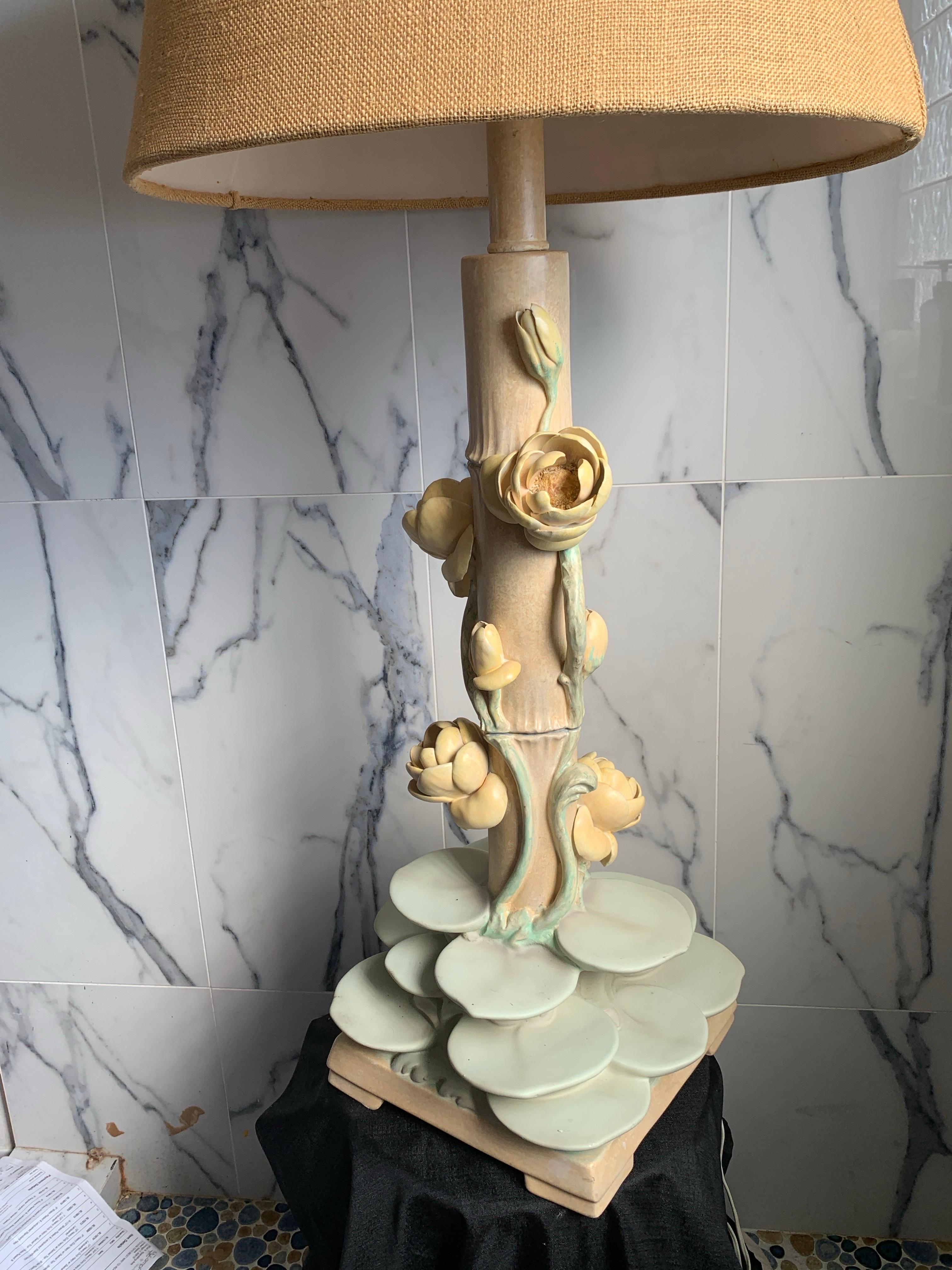 Paire de lampes iconiques du milieu du siècle en plâtre italien de couleur Lotus Pad avec abat-jour Bon état - En vente à Palm Springs, CA