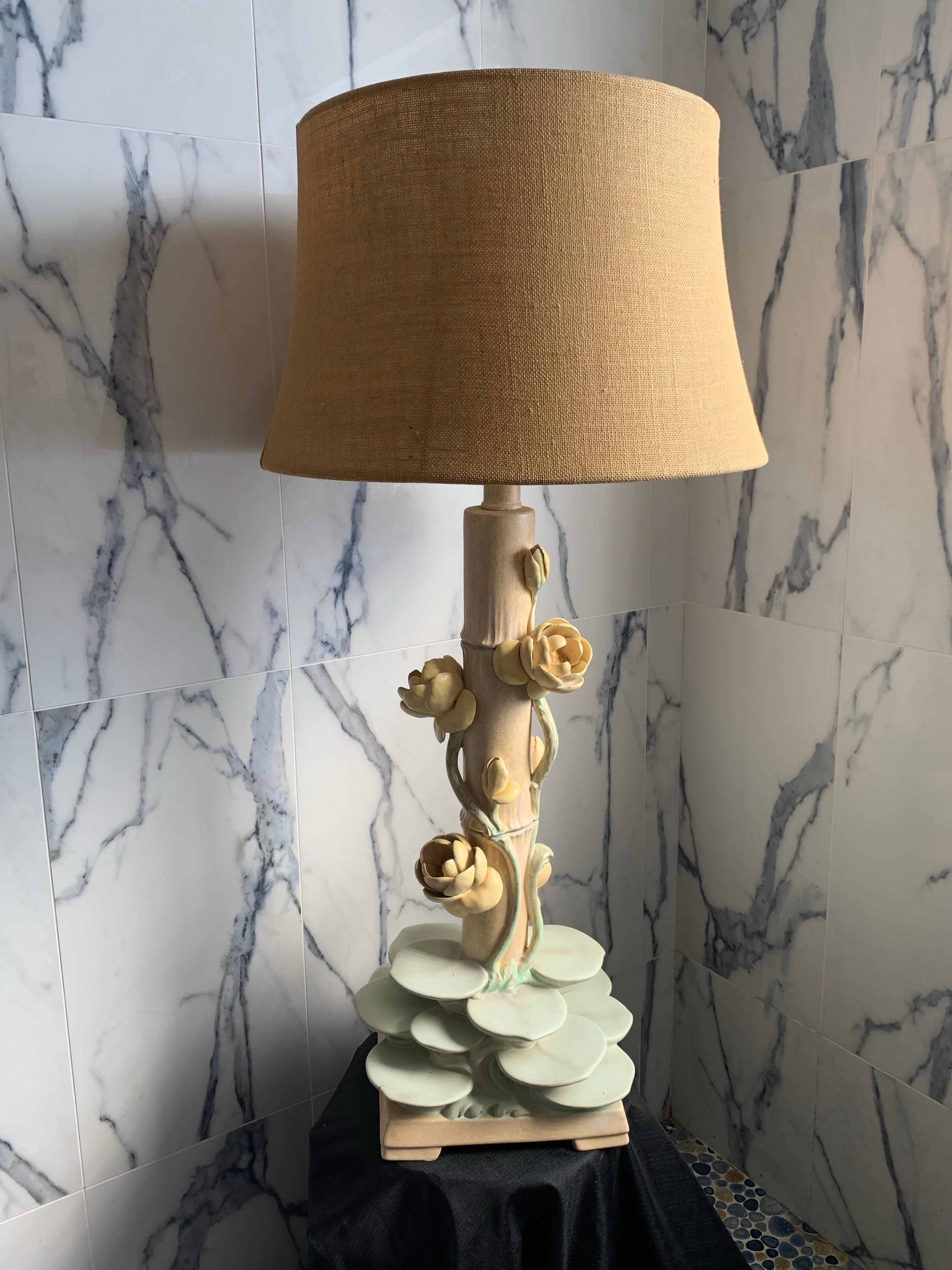 Milieu du XXe siècle Paire de lampes iconiques du milieu du siècle en plâtre italien de couleur Lotus Pad avec abat-jour en vente