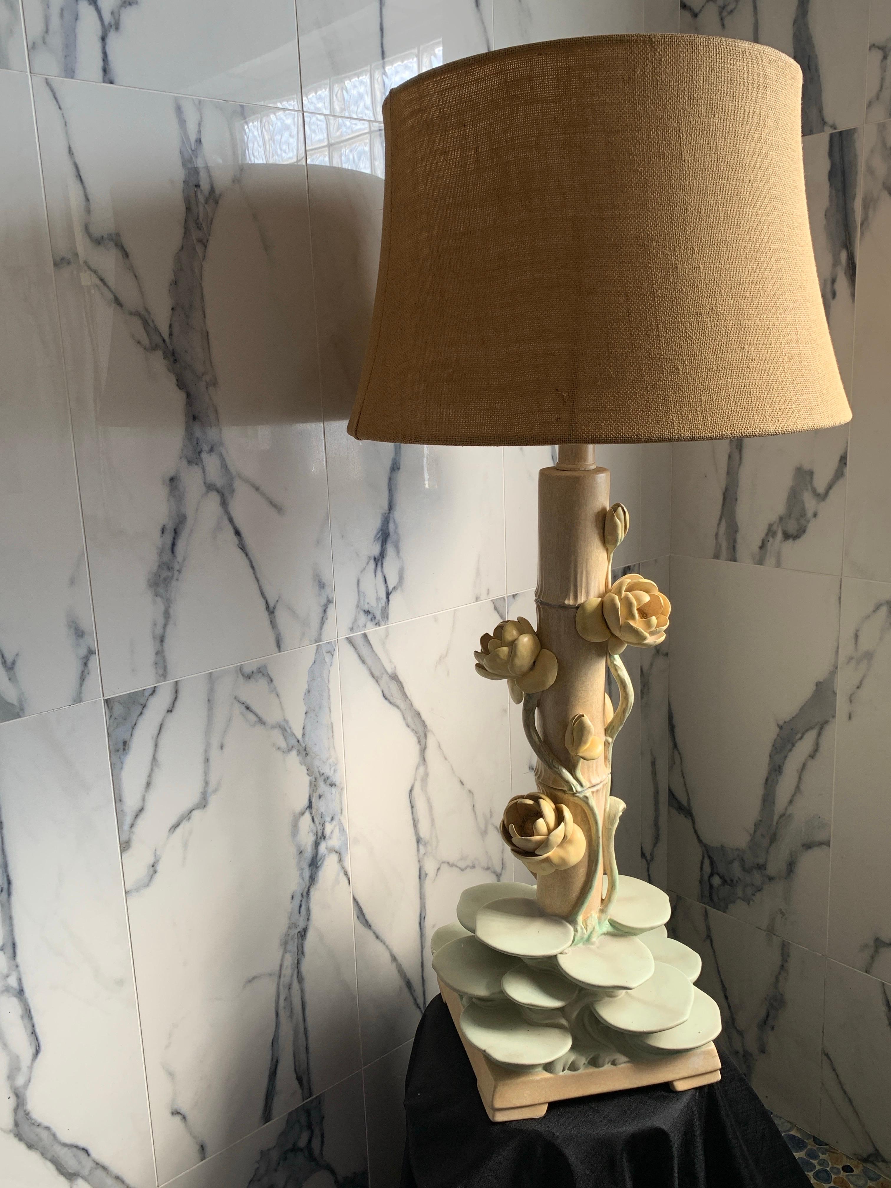 Paire de lampes iconiques du milieu du siècle en plâtre italien de couleur Lotus Pad avec abat-jour en vente 1