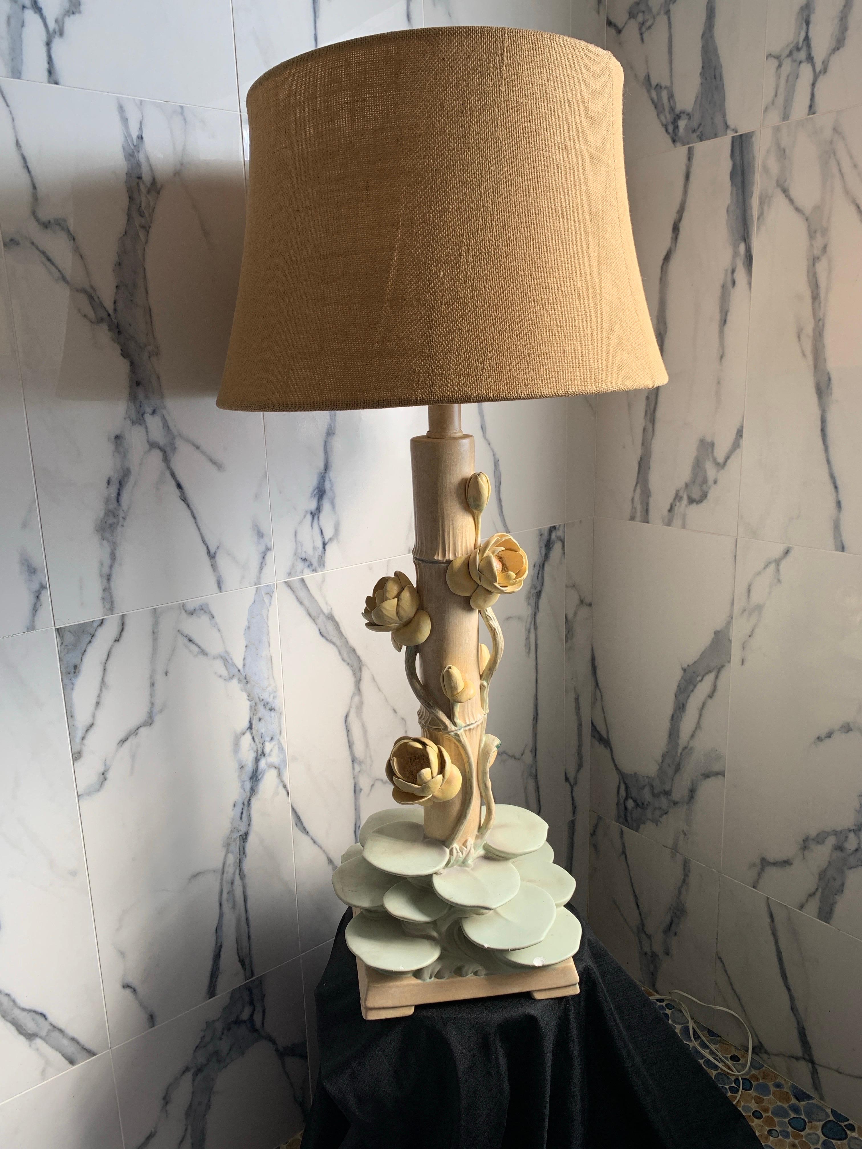Paire de lampes iconiques du milieu du siècle en plâtre italien de couleur Lotus Pad avec abat-jour en vente 2