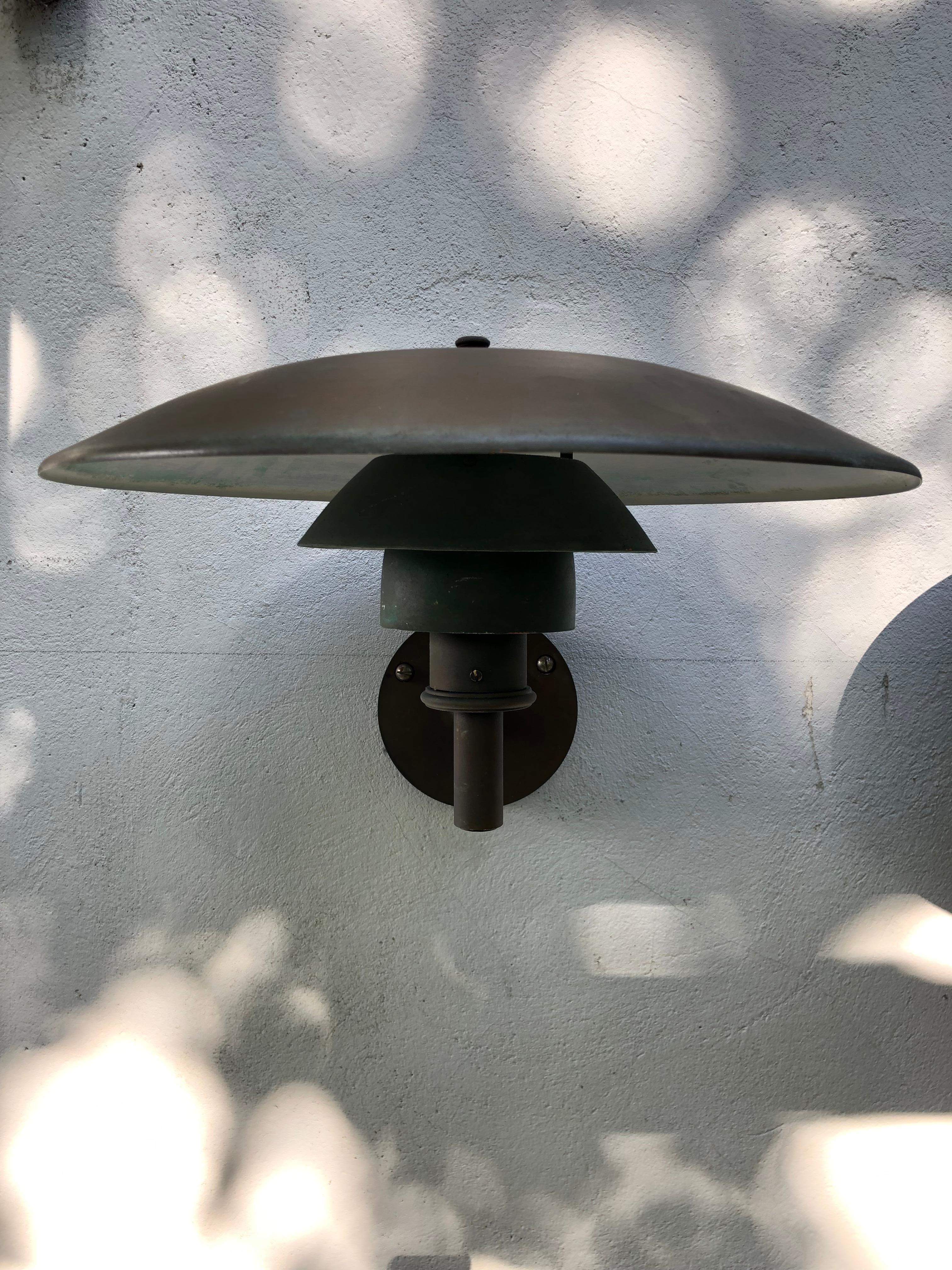 Pair of Iconic Poul Henningsen 1st Edition Copper Wall Lamps by Louis Poulsen In Good Condition For Sale In Søborg, DK