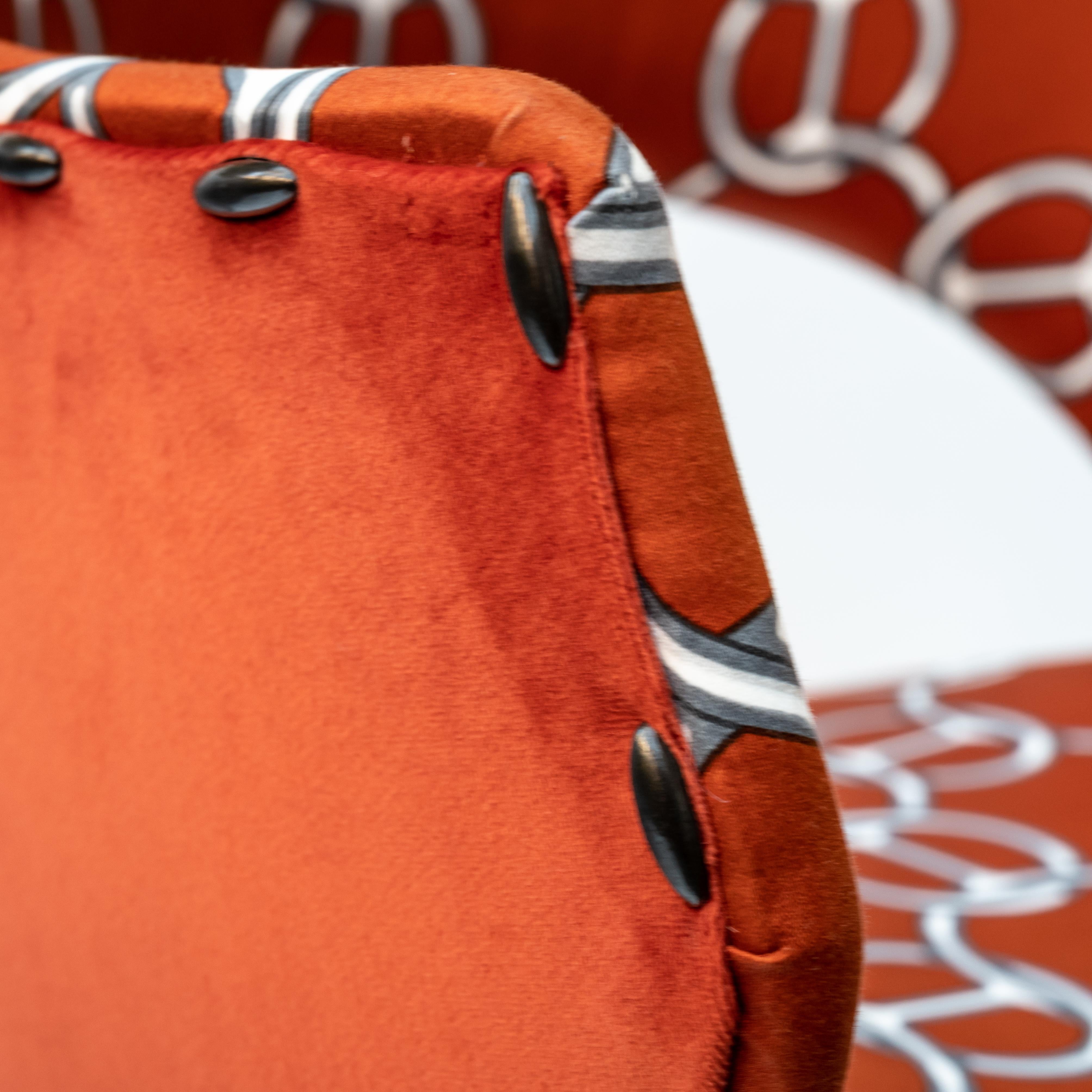 Paire de chaises iconiques à dossier rond avec tissu Hermes. Design/One du milieu du siècle dernier en vente 3
