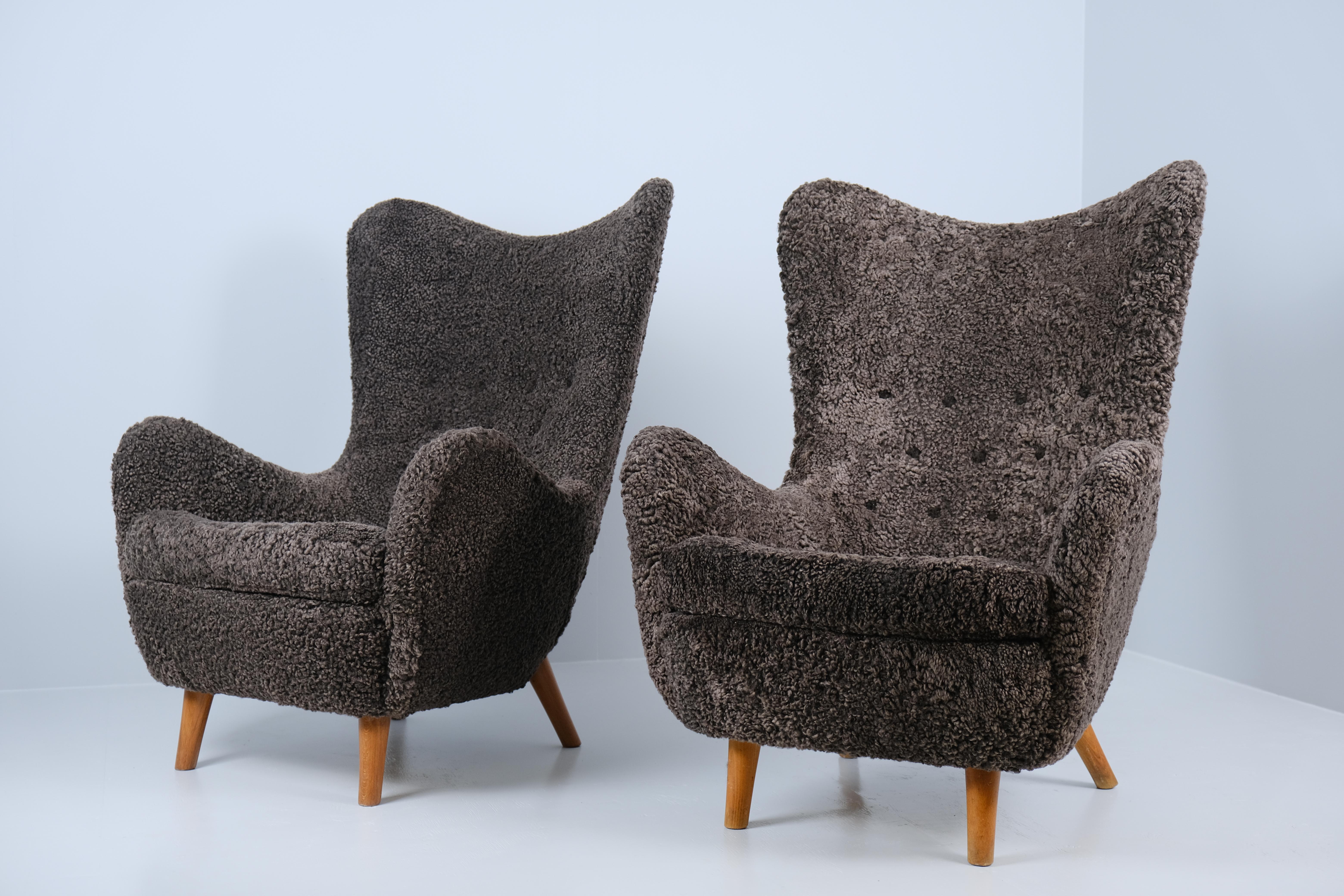 Cuir de mouton Paire d'iconiques chaises Vaakuna de Runar Engblom en peau de mouton brun chocolat, années 1950 en vente