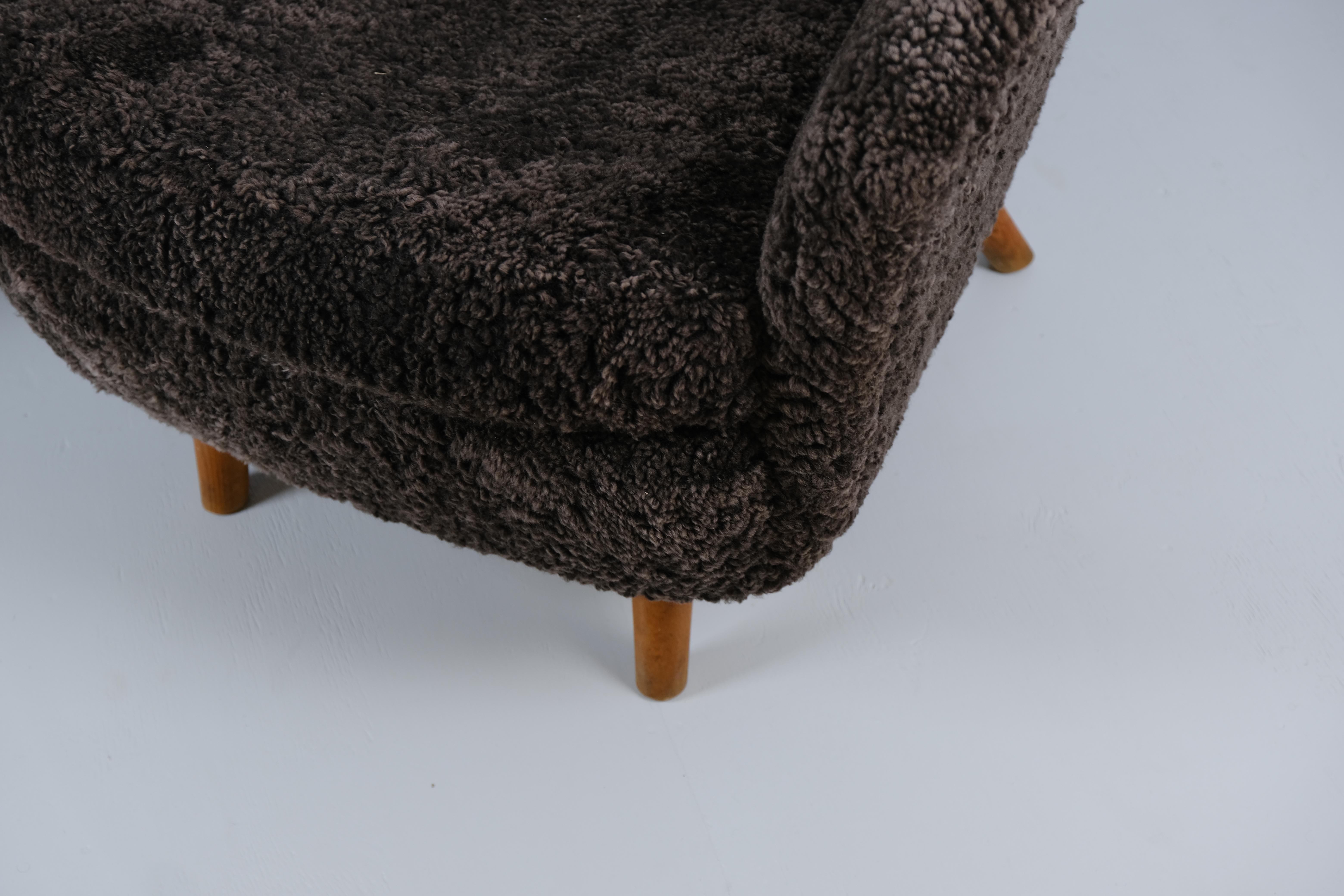 Paire d'iconiques chaises Vaakuna de Runar Engblom en peau de mouton brun chocolat, années 1950 en vente 1