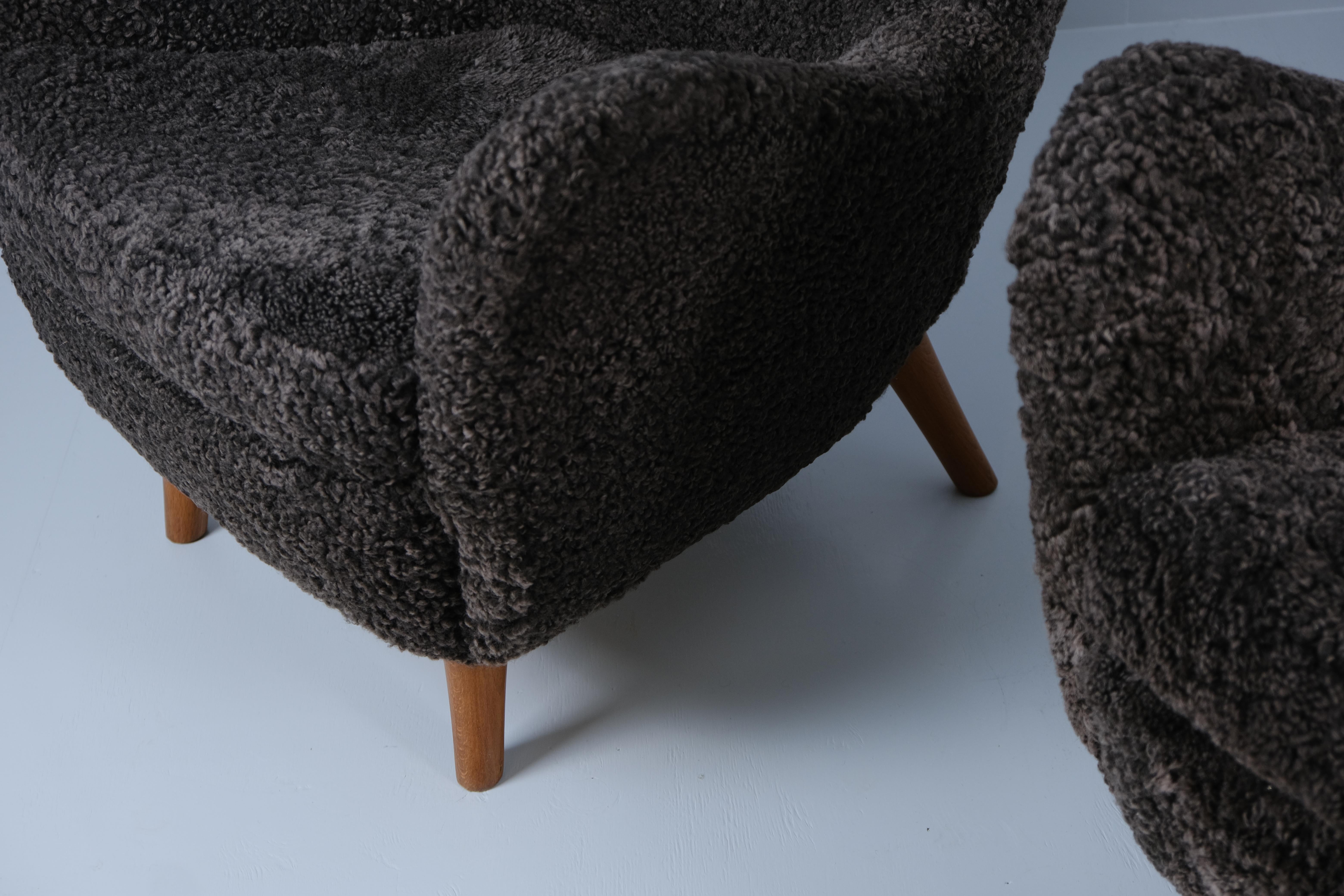 Paire d'iconiques chaises Vaakuna de Runar Engblom en peau de mouton brun chocolat, années 1950 en vente 2
