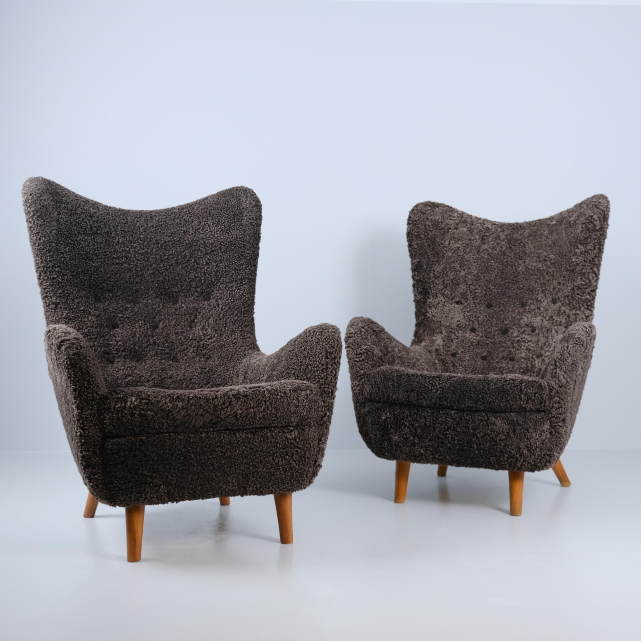 Mid-Century Modern Paire d'iconiques chaises Vaakuna de Runar Engblom en peau de mouton brun chocolat, années 1950 en vente