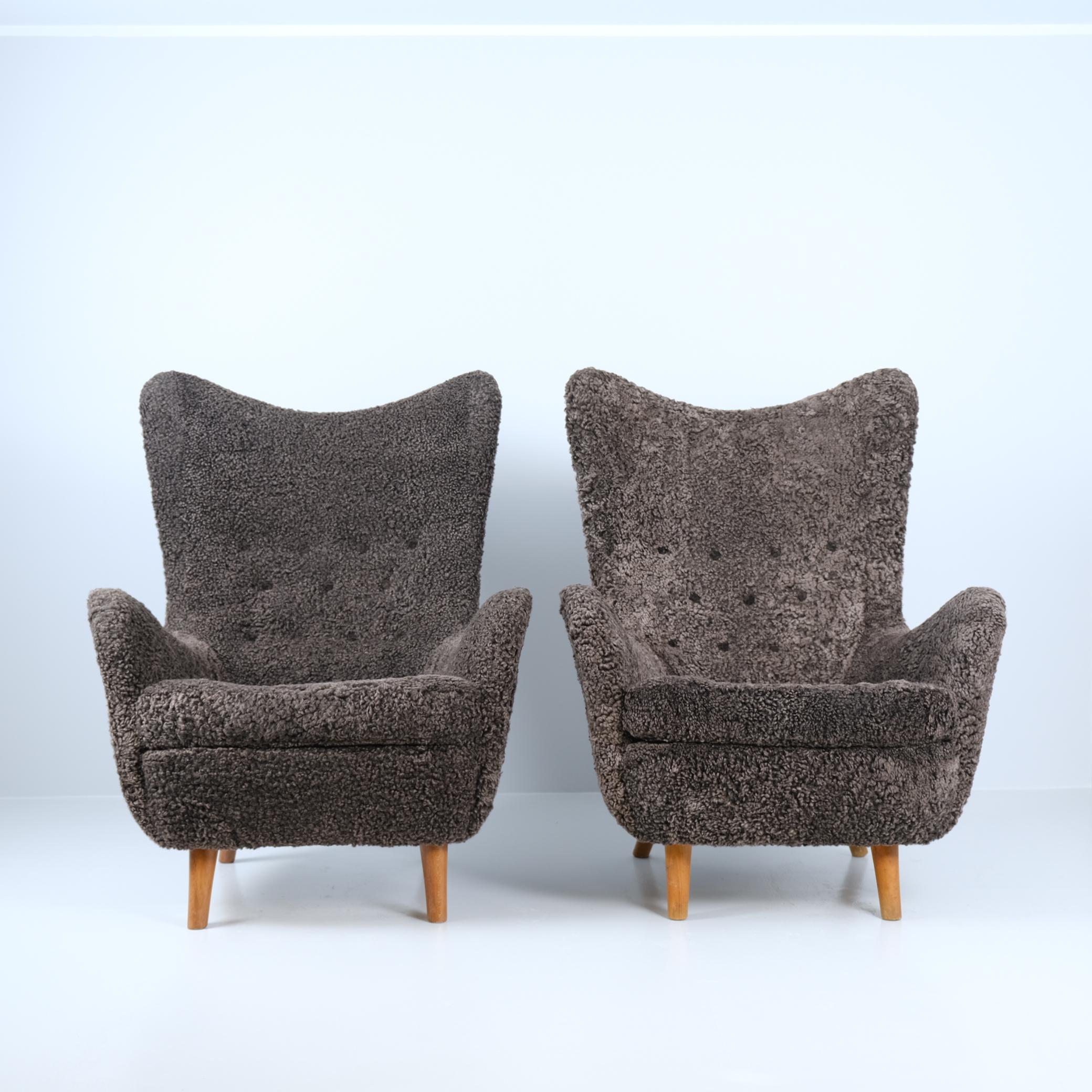 Finlandais Paire d'iconiques chaises Vaakuna de Runar Engblom en peau de mouton brun chocolat, années 1950 en vente