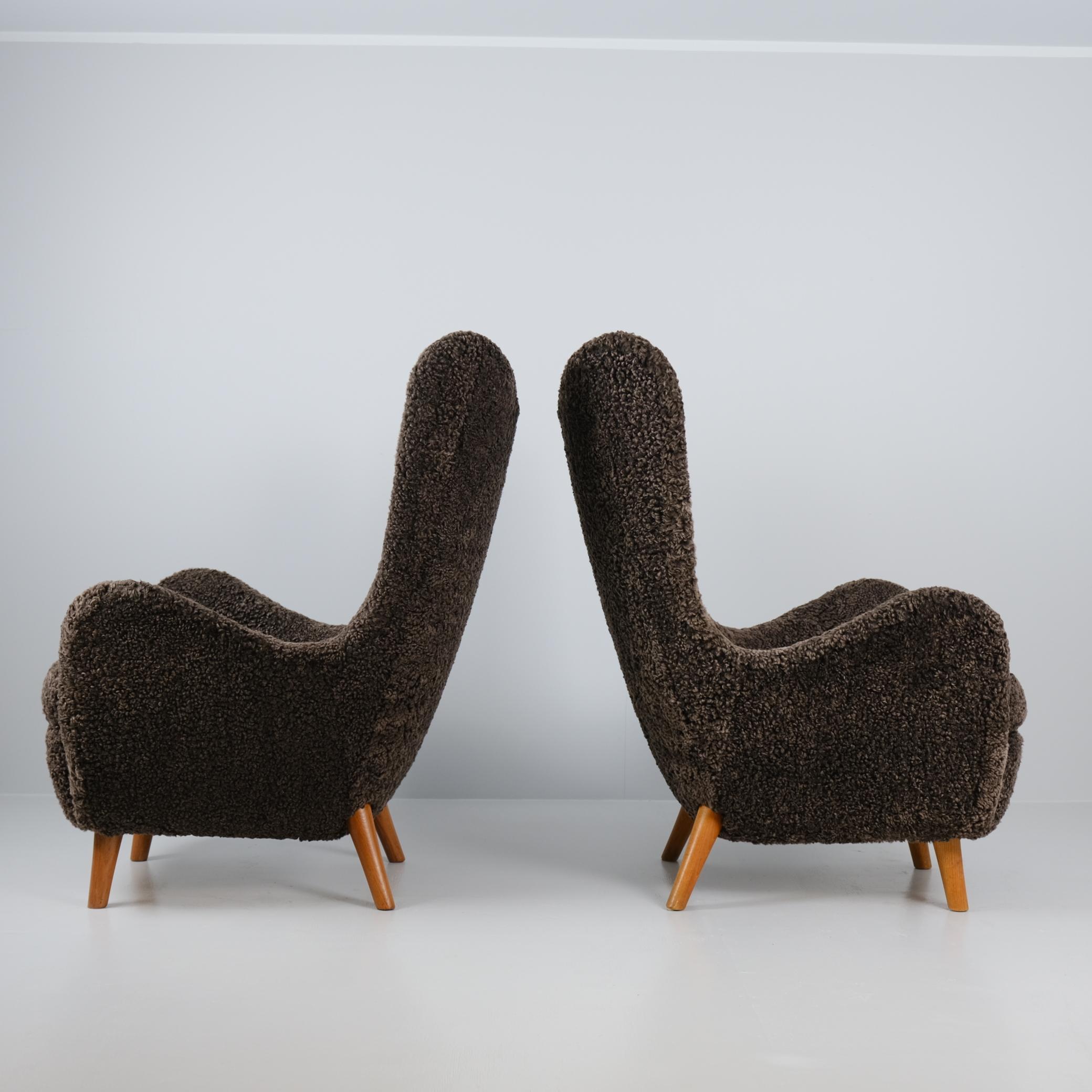 Paire d'iconiques chaises Vaakuna de Runar Engblom en peau de mouton brun chocolat, années 1950 Bon état - En vente à Helsinki, FI