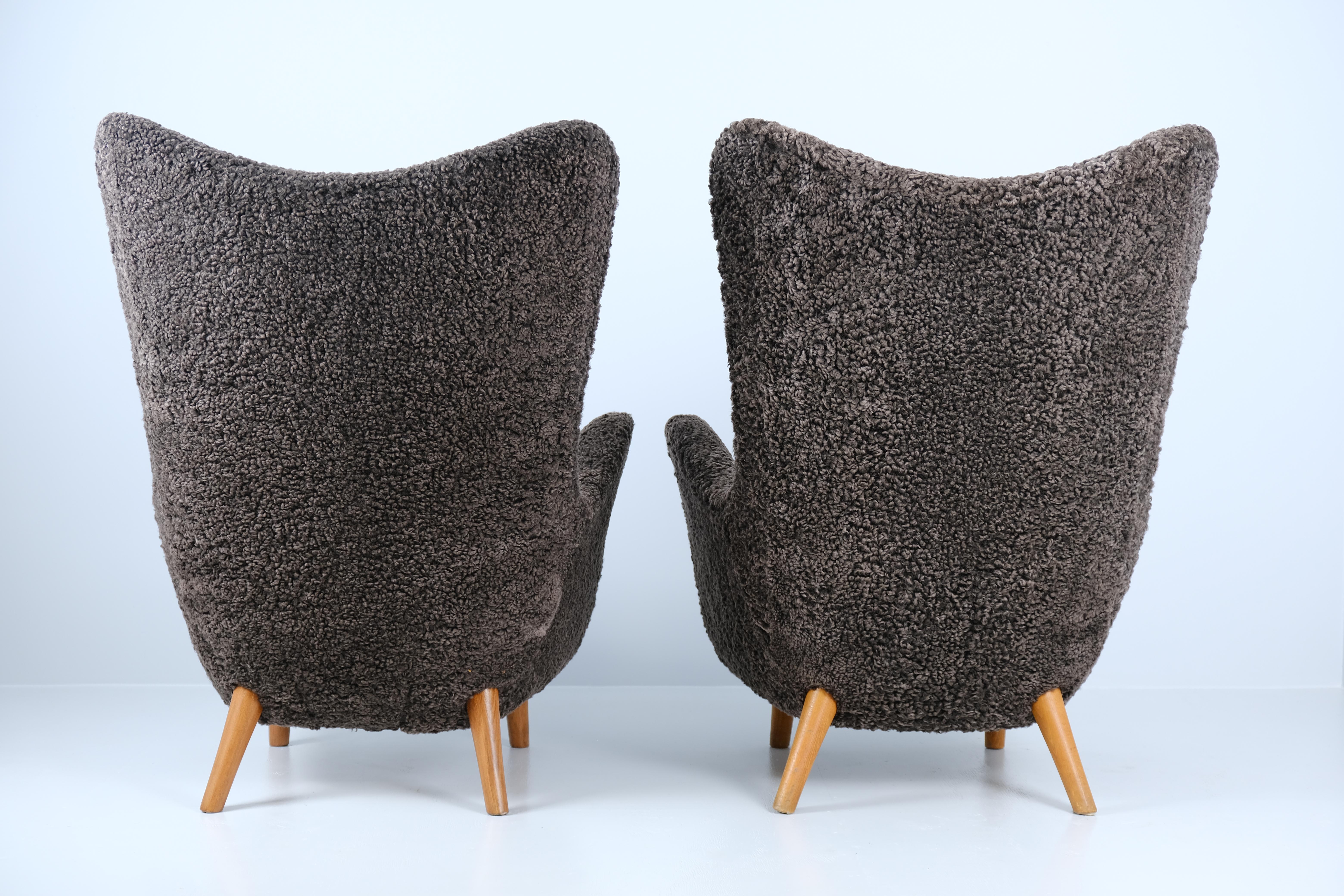 Milieu du XXe siècle Paire d'iconiques chaises Vaakuna de Runar Engblom en peau de mouton brun chocolat, années 1950 en vente
