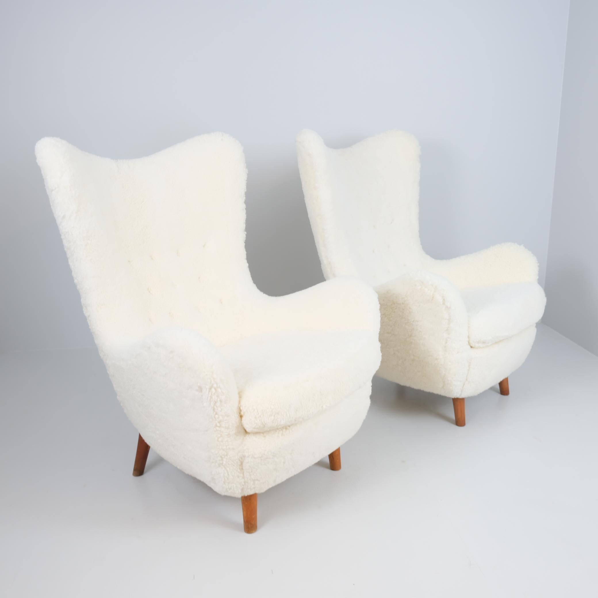 Mid-Century moderno Coppia di iconiche sedie Runar Engblom Vaakuna in pelle di pecora bianca come la neve, anni '50 in vendita