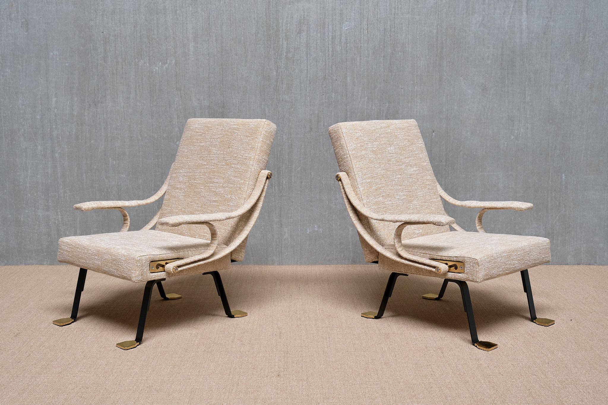 Disegnata da Ignazio Gardella nel 1957, la poltrona Digamma è una sedia confortevole che affonda le sue radici nella tradizione del tardo modernismo italiano. La sua struttura razionale è caratterizzata da due sezioni geometriche - lo schienale