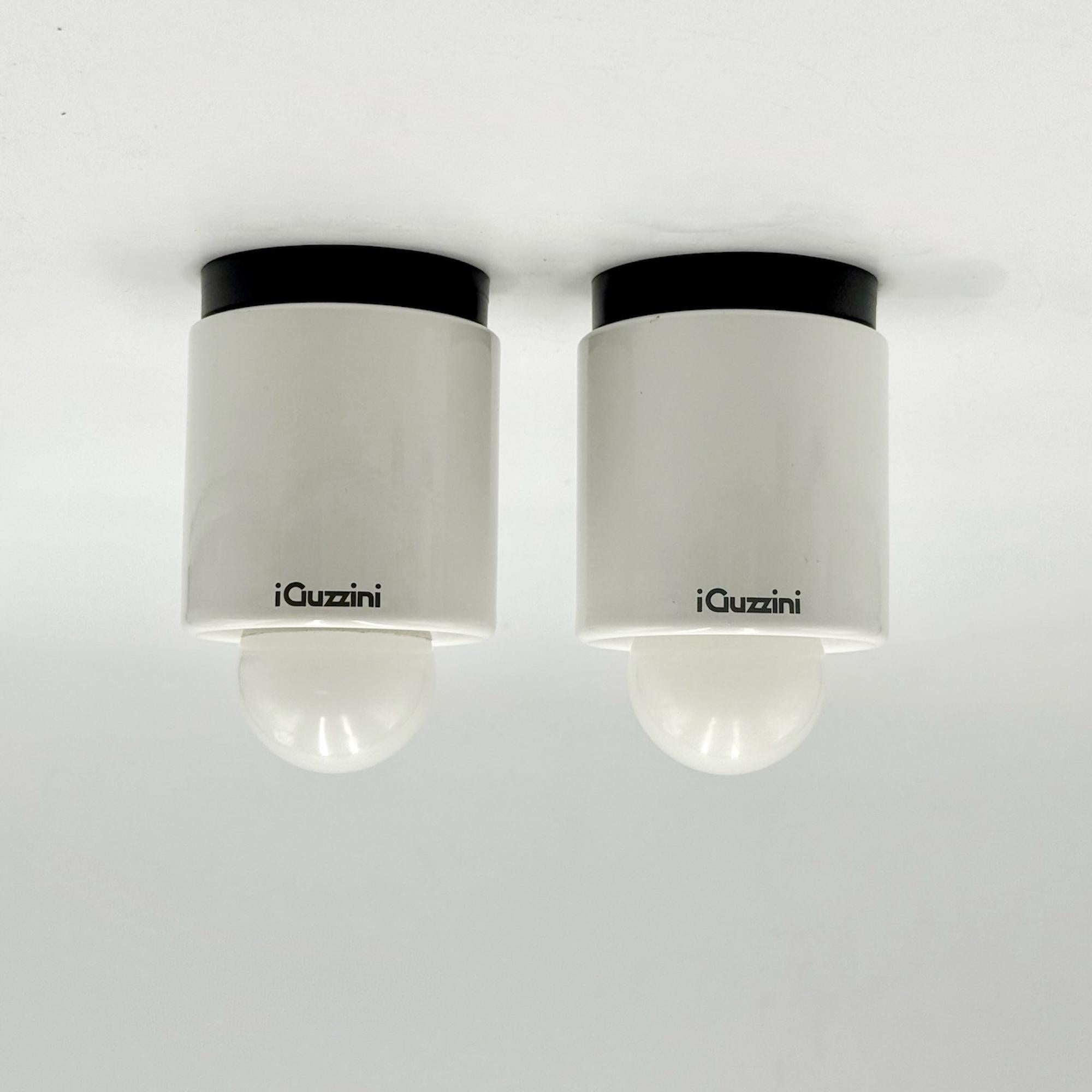 Descubre un raro conjunto de lámparas de pared de los años 80 de iGuzzini, modelo 8048: una auténtica joya para coleccionistas y entusiastas de la iluminación vintage. Diseñados en Italia, estos icónicos focos presentan una base de plástico negro y
