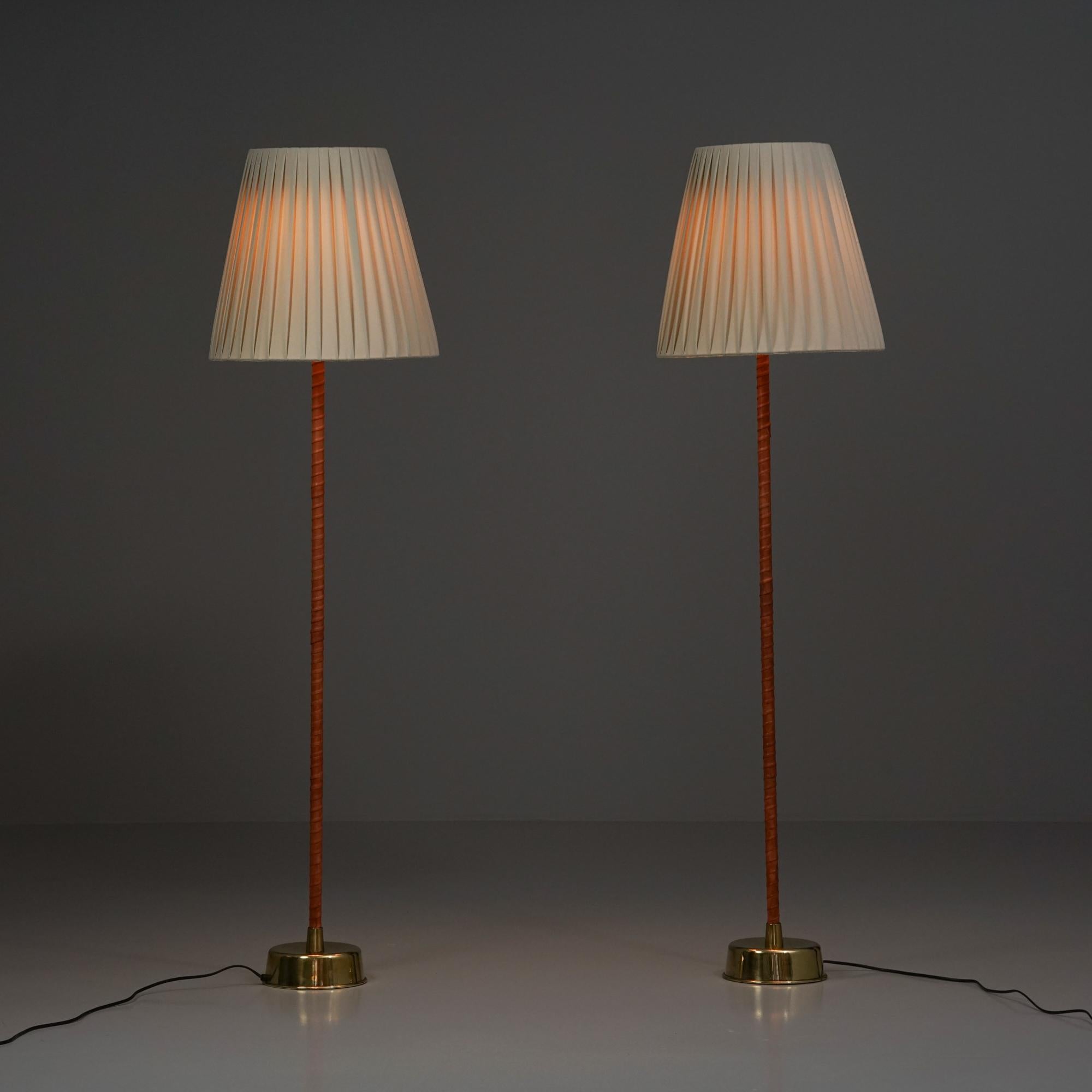 Scandinavo moderno Coppia di lampade da terra Ihanne/Senator, Lisa Johansson-Pape, Orno Oy, anni '50 in vendita