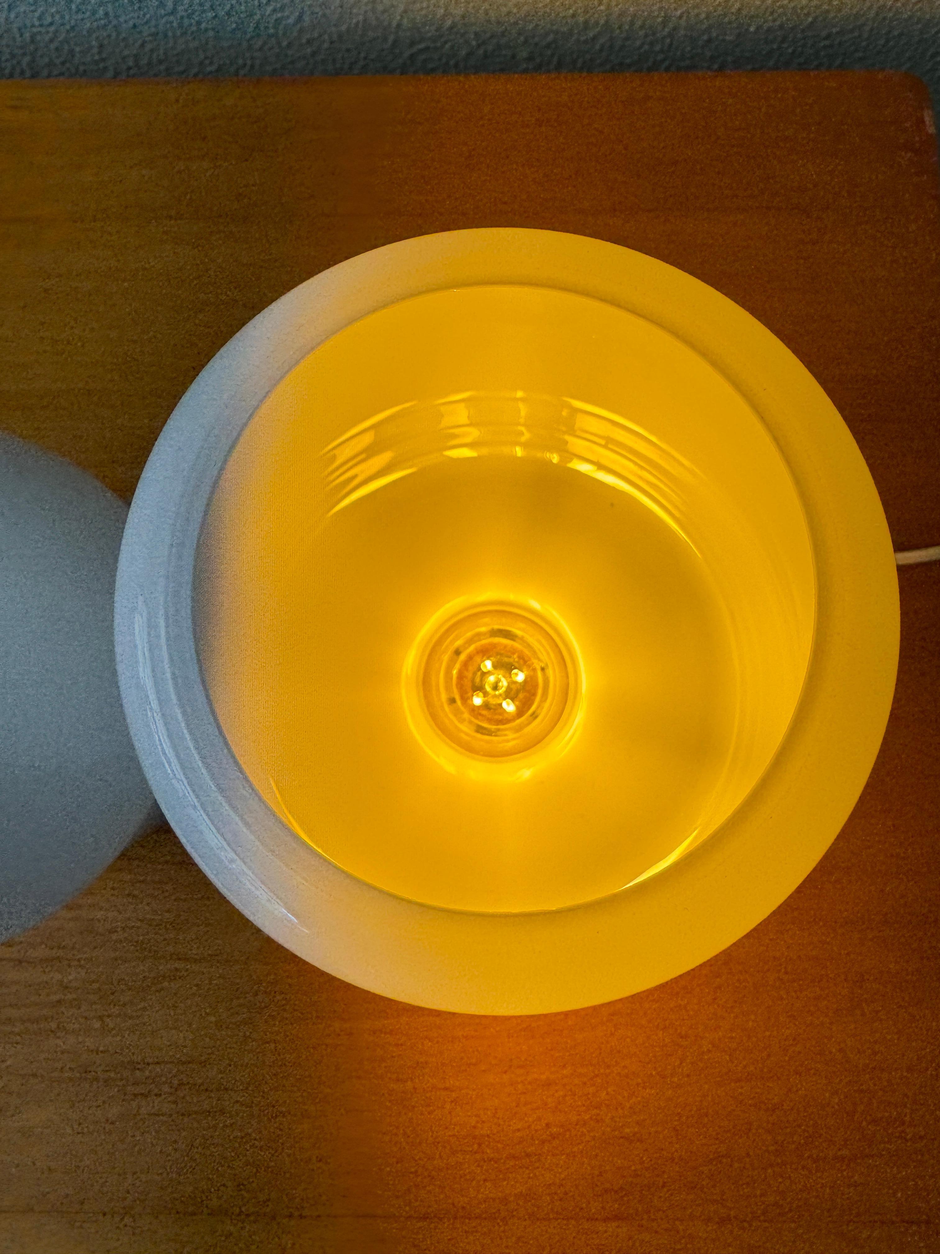 Paire de lampes de table IKEA GULDLÖK en verre opalin blanc, design scandinave en vente 3
