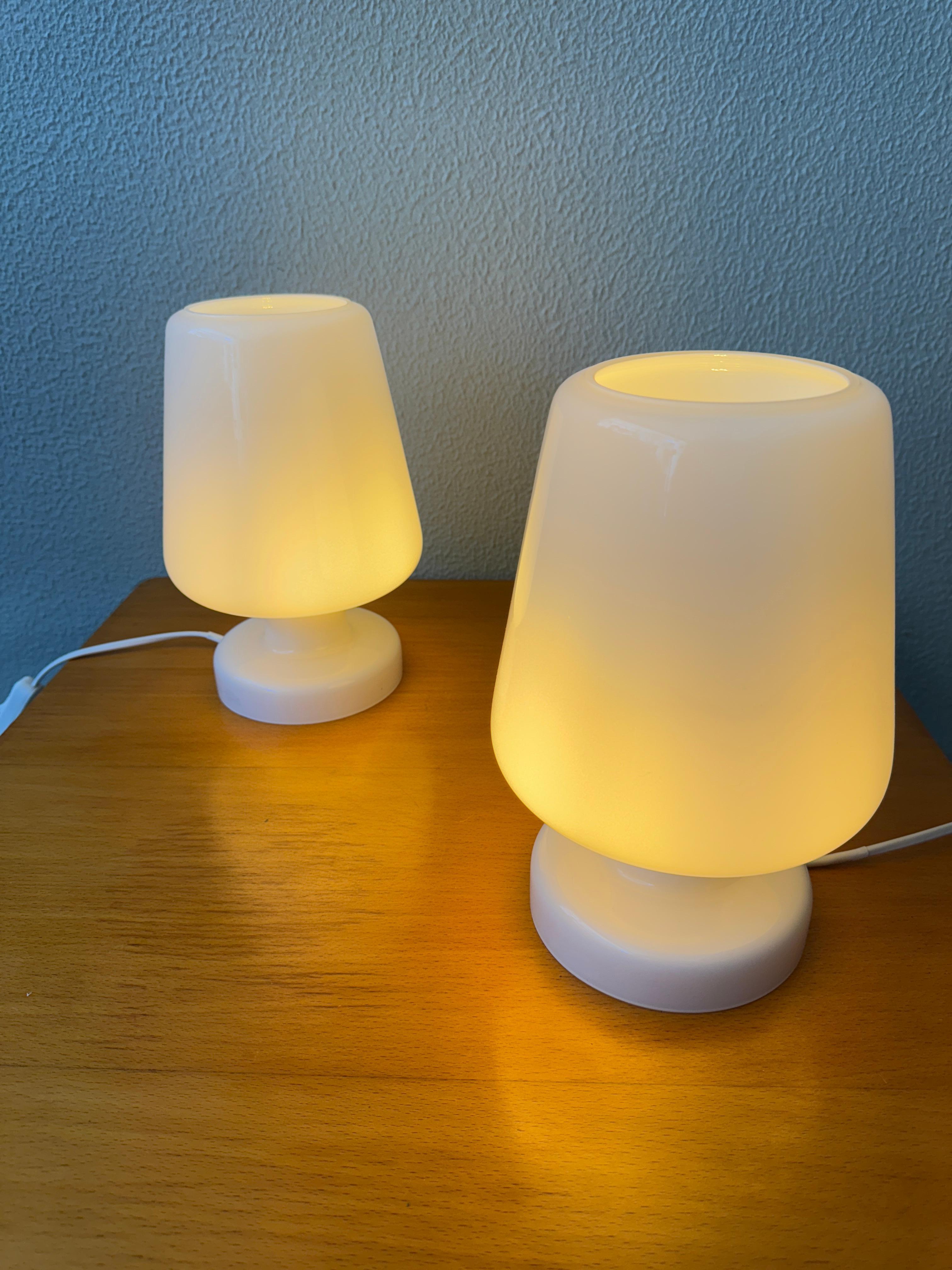 Paire de lampes de table IKEA GULDLÖK en verre opalin blanc, design scandinave en vente 4