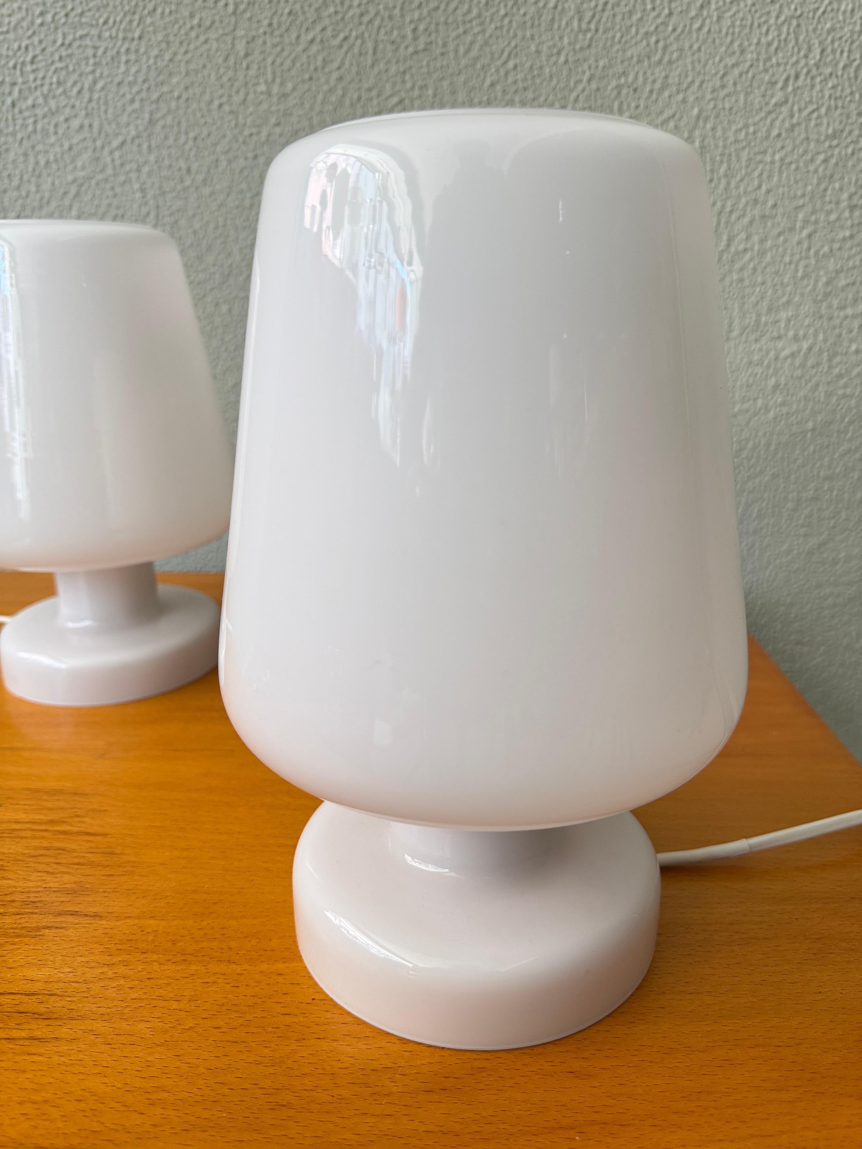 Paire de lampes de table IKEA GULDLÖK en verre opalin blanc, design scandinave en vente 6