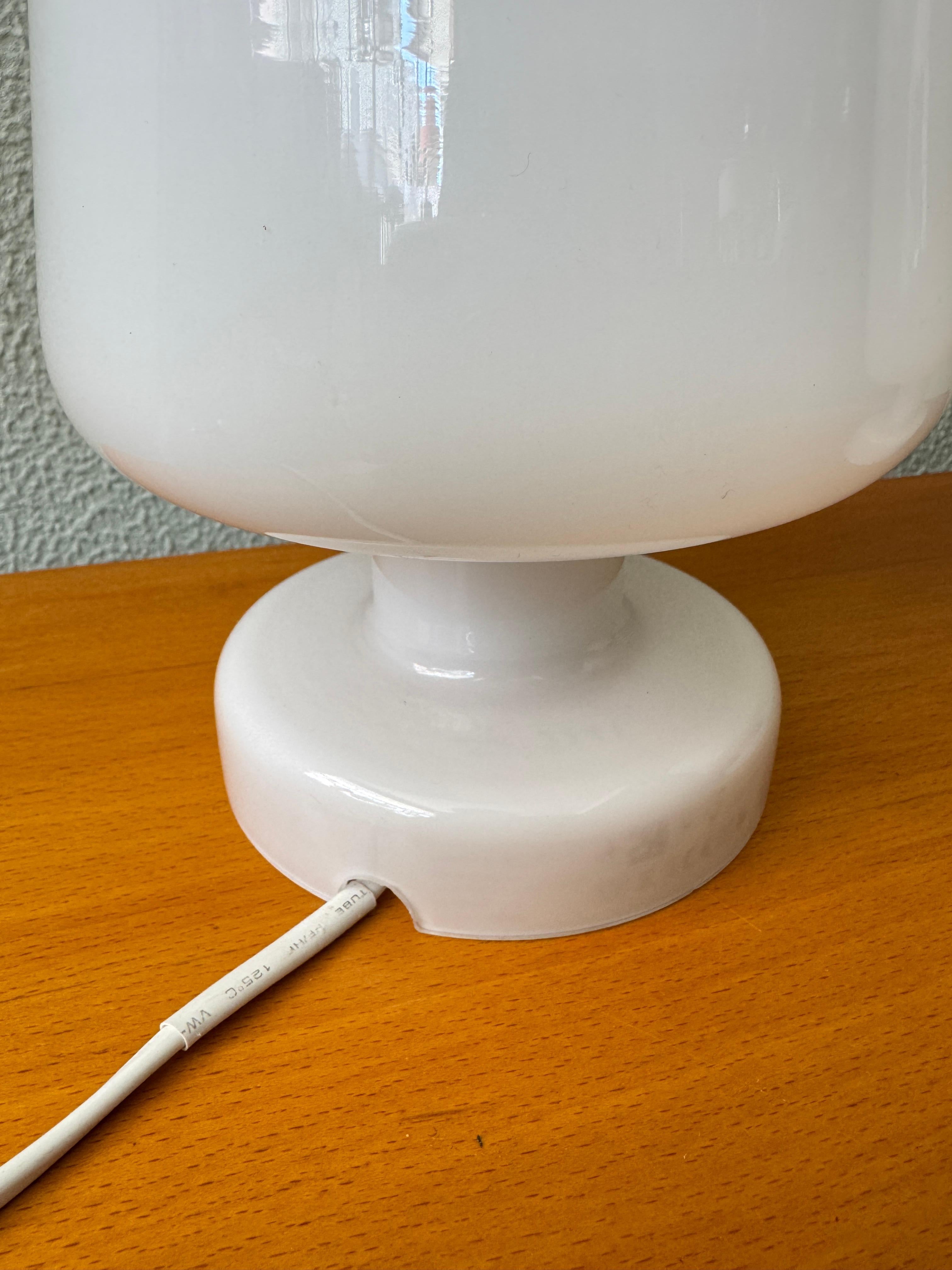 Paire de lampes de table IKEA GULDLÖK en verre opalin blanc, design scandinave en vente 9