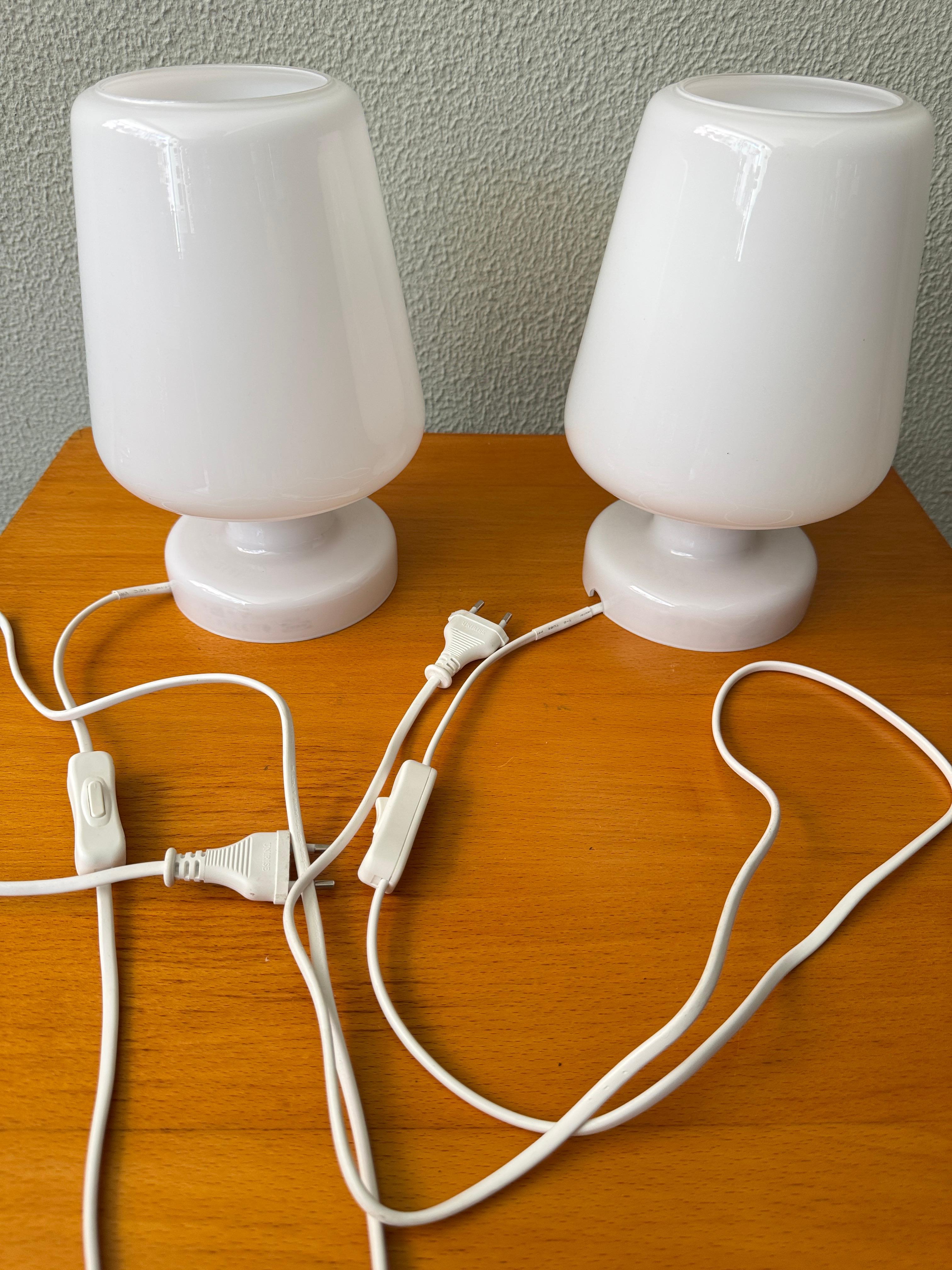 Paire de lampes de table IKEA GULDLÖK en verre opalin blanc, design scandinave en vente 10