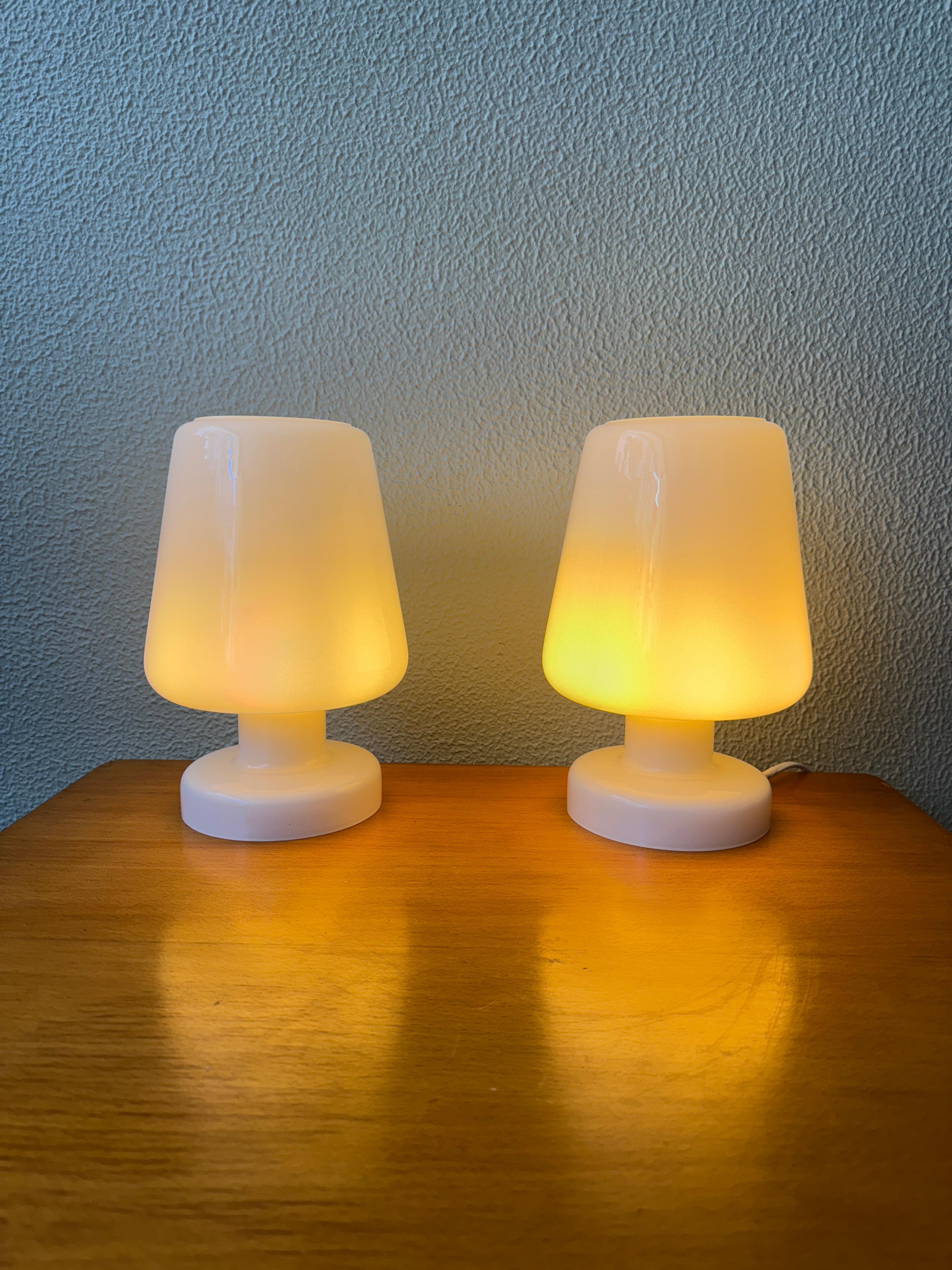 Mid-Century Modern Paire de lampes de table IKEA GULDLÖK en verre opalin blanc, design scandinave en vente
