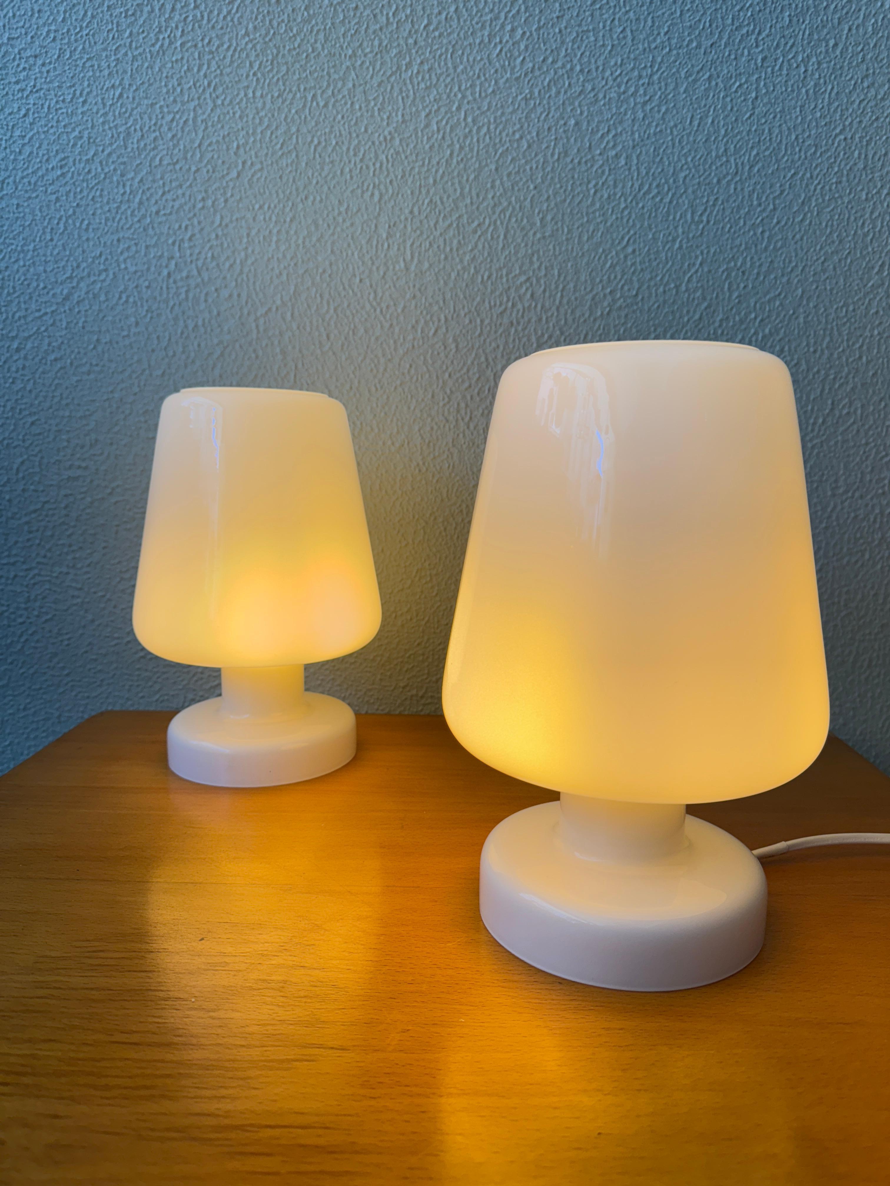 Suédois Paire de lampes de table IKEA GULDLÖK en verre opalin blanc, design scandinave en vente